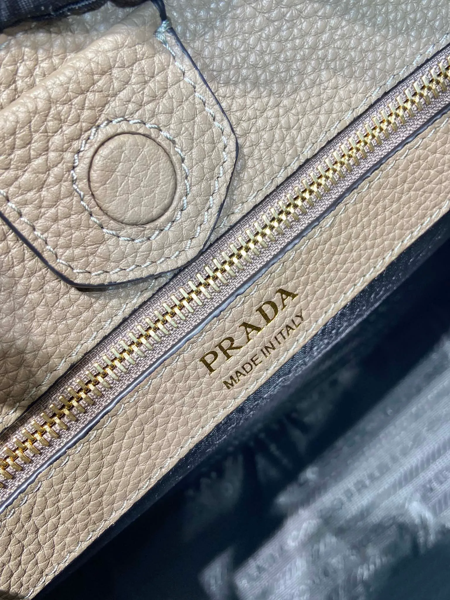 💰1800👏New fabric cross-body bag👏1BC073 large tote bag This leather mini shoulder bag has a simple design. A metallic triangle logo on the front adds signature tone. Equipped with detachable/adjustable logo printed webbing, the upper body effect is very beautiful😘😘highlighting its modern style. High fashion is the main fashion for daily matching. Hurry up and get it, it’s so beautiful👏👏 Length 30xH 28xH 12cm👏👏👏😘😘😘