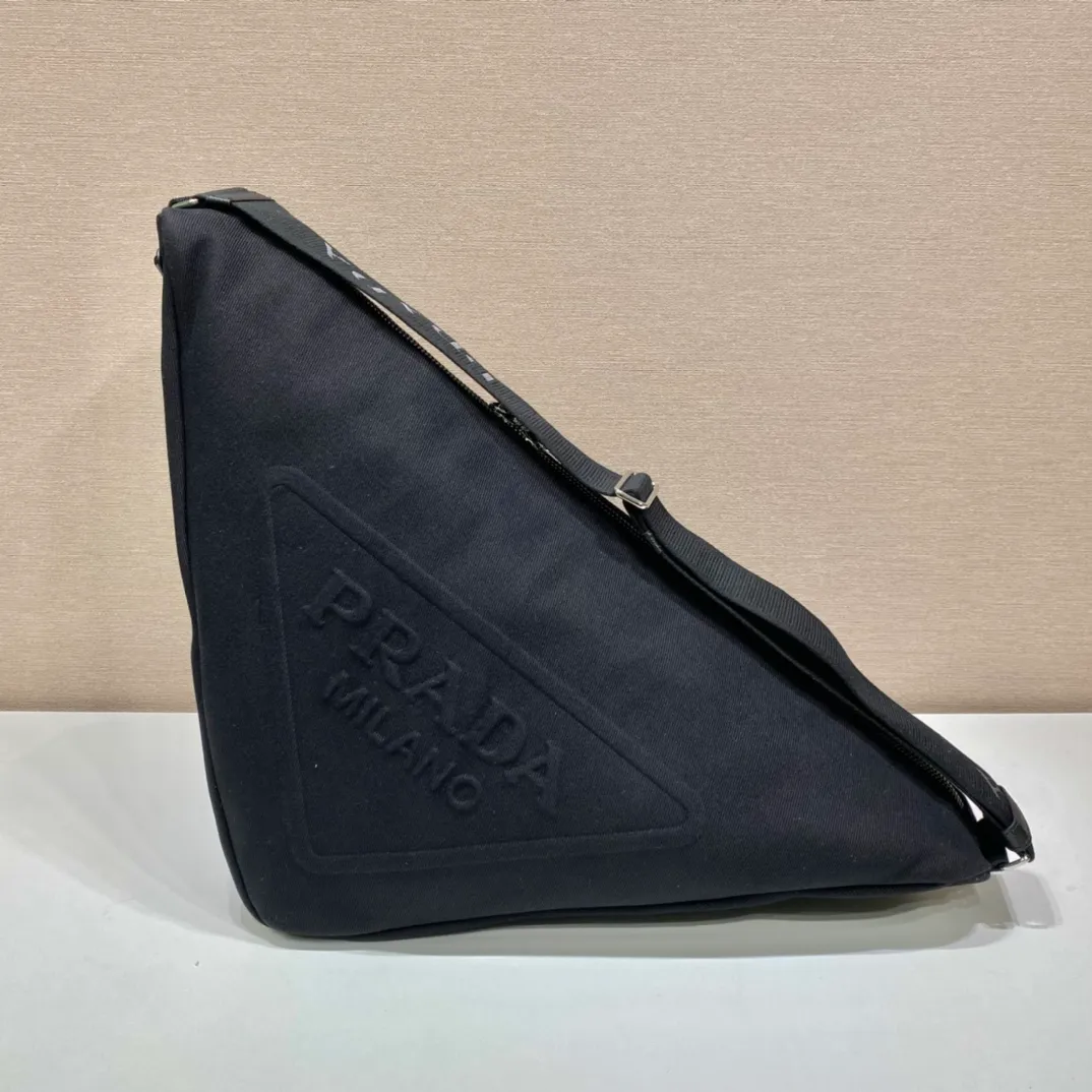 💰1120👏Canvas triangle bag👏2VY007👏👏 The triangle bag that is the most popular on the Internet is here😘This multifunctional triangle canvas crossbody bag is reinterpreted in a novel way, equipped with an adjustable shoulder strap for easy carrying in different ways. The exquisite painted metal triangle mark of the same color shows its grandeur👏. The large triangle design can be carried and carried, and it is full of combat power. It is really too towering. The casual style adds a lot of youthfulness! It’s perfect😘It’s very trendy on the street👏 Dimensions: bag length 60/bottom length 22.5x height and width 28cm👏👏👏👍👍👍