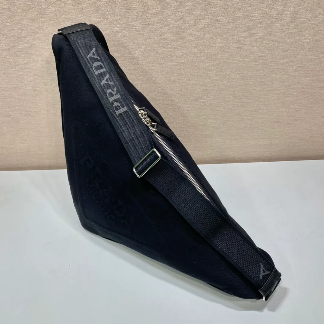 💰1120👏Canvas triangle bag👏2VY007👏👏 The triangle bag that is the most popular on the Internet is here😘This multifunctional triangle canvas crossbody bag is reinterpreted in a novel way, equipped with an adjustable shoulder strap for easy carrying in different ways. The exquisite painted metal triangle mark of the same color shows its grandeur👏. The large triangle design can be carried and carried, and it is full of combat power. It is really too towering. The casual style adds a lot of youthfulness! It’s perfect😘It’s very trendy on the street👏 Dimensions: bag length 60/bottom length 22.5x height and width 28cm👏👏👏👍👍👍