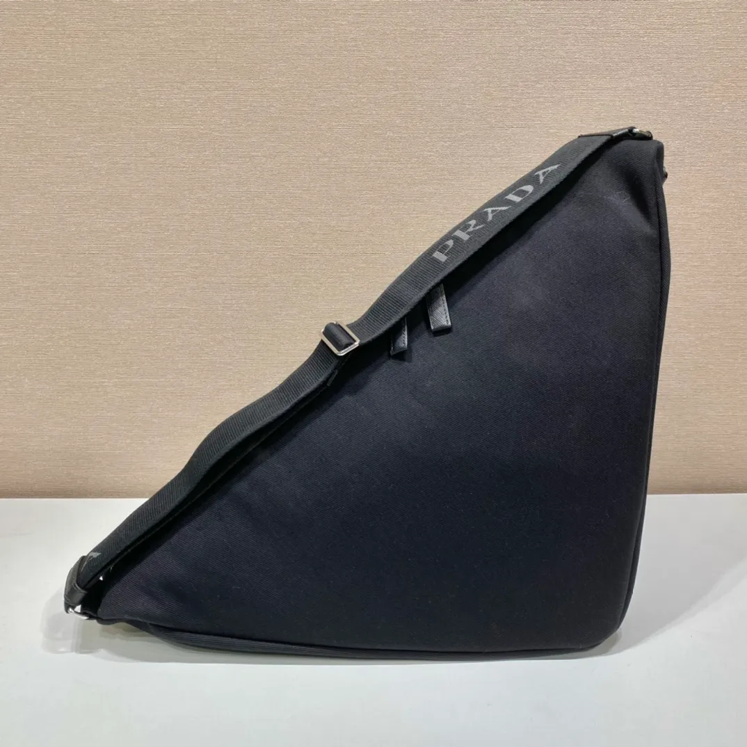 💰1120👏Canvas triangle bag👏2VY007👏👏 The triangle bag that is the most popular on the Internet is here😘This multifunctional triangle canvas crossbody bag is reinterpreted in a novel way, equipped with an adjustable shoulder strap for easy carrying in different ways. The exquisite painted metal triangle mark of the same color shows its grandeur👏. The large triangle design can be carried and carried, and it is full of combat power. It is really too towering. The casual style adds a lot of youthfulness! It’s perfect😘It’s very trendy on the street👏 Dimensions: bag length 60/bottom length 22.5x height and width 28cm👏👏👏👍👍👍