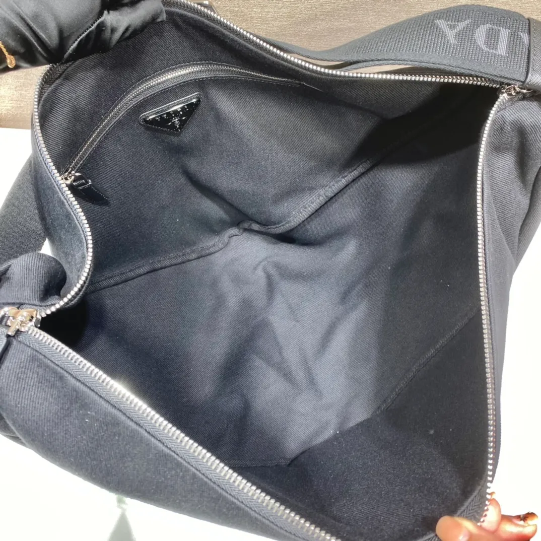 💰1120👏Canvas triangle bag👏2VY007👏👏 The triangle bag that is the most popular on the Internet is here😘This multifunctional triangle canvas crossbody bag is reinterpreted in a novel way, equipped with an adjustable shoulder strap for easy carrying in different ways. The exquisite painted metal triangle mark of the same color shows its grandeur👏. The large triangle design can be carried and carried, and it is full of combat power. It is really too towering. The casual style adds a lot of youthfulness! It’s perfect😘It’s very trendy on the street👏 Dimensions: bag length 60/bottom length 22.5x height and width 28cm👏👏👏👍👍👍