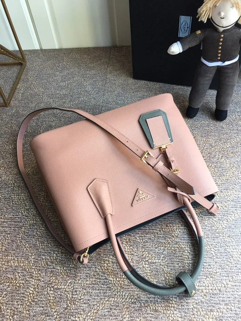 💰2040, P’s classic model 1BG775, arrived in [color][color][color], fully upgraded, using imported thick cross-grain cow + contrasting calf leather inside, top brushed hardware, color matching handle, 175 OEM code, a timeless shopping bag [naughty][naughty][naughty], fashionable and generous, length 33x height 24.5x bottom 14cm