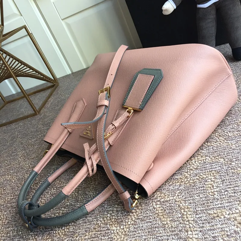 💰2040, P’s classic model 1BG775, arrived in [color][color][color], fully upgraded, using imported thick cross-grain cow + contrasting calf leather inside, top brushed hardware, color matching handle, 175 OEM code, a timeless shopping bag [naughty][naughty][naughty], fashionable and generous, length 33x height 24.5x bottom 14cm