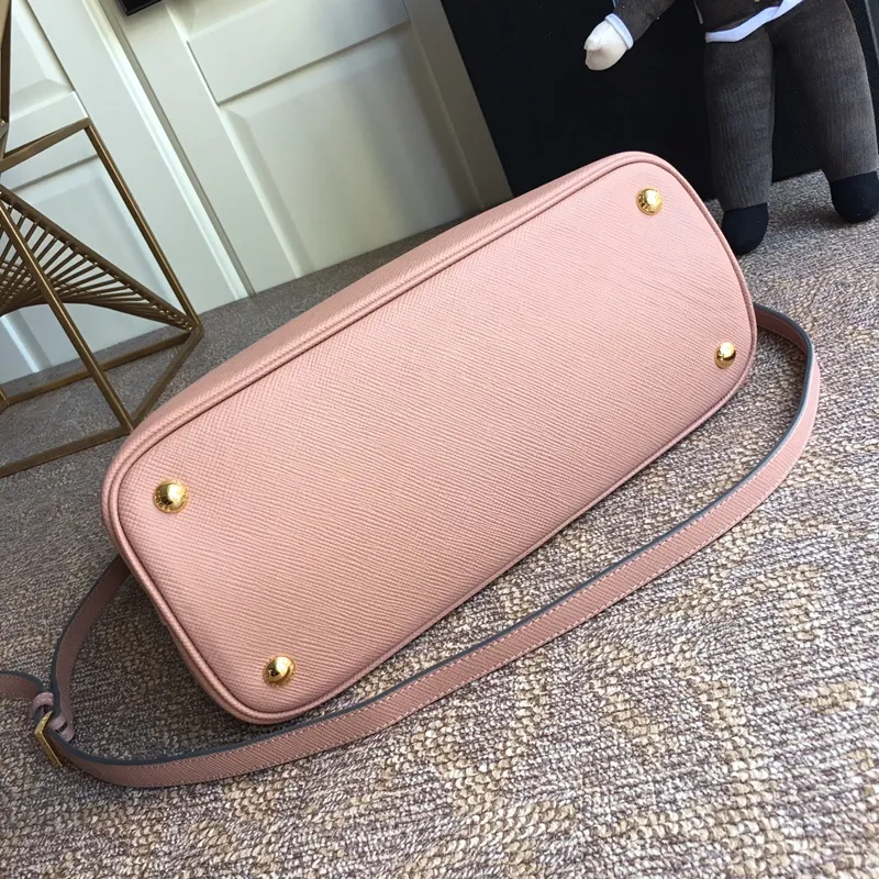 💰2040, P’s classic model 1BG775, arrived in [color][color][color], fully upgraded, using imported thick cross-grain cow + contrasting calf leather inside, top brushed hardware, color matching handle, 175 OEM code, a timeless shopping bag [naughty][naughty][naughty], fashionable and generous, length 33x height 24.5x bottom 14cm