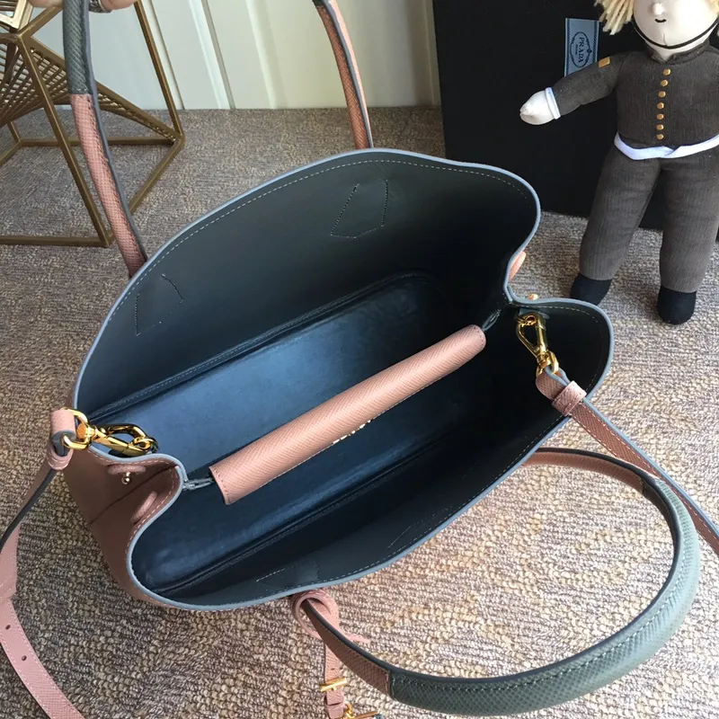 💰2040, P’s classic model 1BG775, arrived in [color][color][color], fully upgraded, using imported thick cross-grain cow + contrasting calf leather inside, top brushed hardware, color matching handle, 175 OEM code, a timeless shopping bag [naughty][naughty][naughty], fashionable and generous, length 33x height 24.5x bottom 14cm