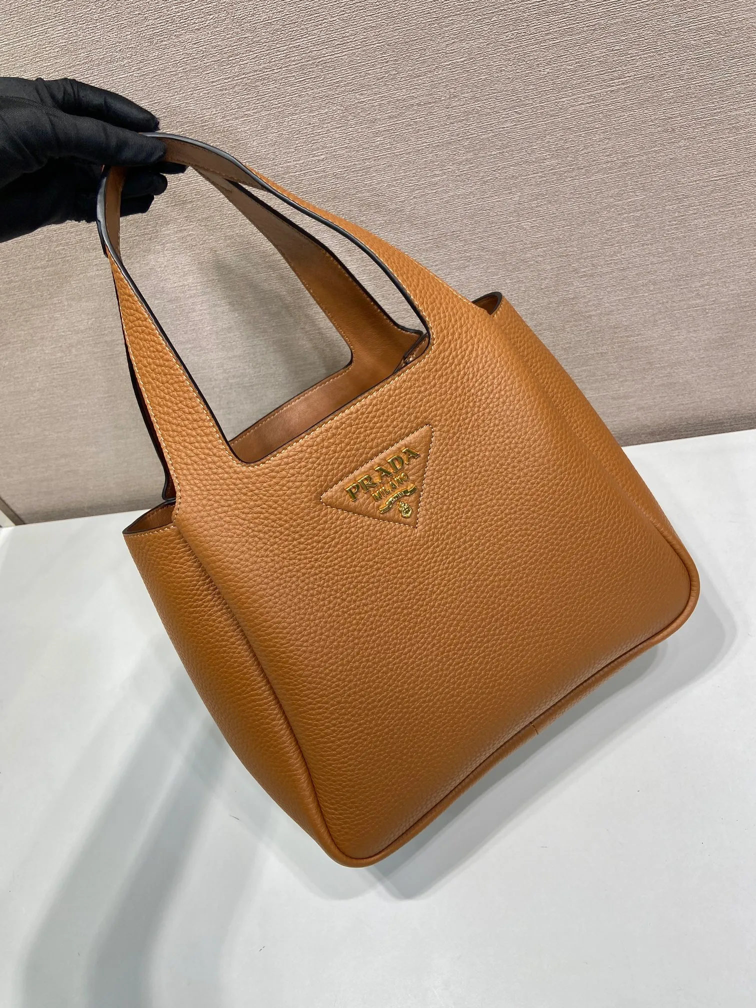 💰1700, vegetable basket🎉🎉 ✨New bucket bag✨1BG335😘Gold buckle Latest vegetable basket😘😘 The vegetable basket tote underarm bag is made of soft and delicate calfskin, with imported sheepskin interior and top-grade white lace hardware. The overall feel is very soft/lightweight😘😘It has many compartments and can be carried or used as an under-the-bag bag. It can be matched with different clothes. So beautiful😘😘Hurry up and get it🙊 Length 25x height 21.5x bottom 14cm👏👏👏💰💰💰