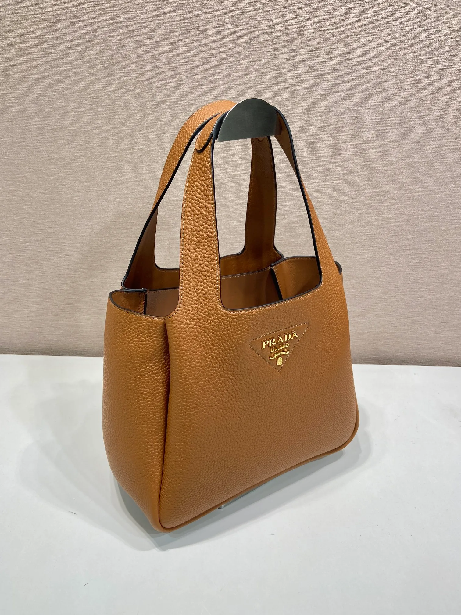 💰1700, vegetable basket🎉🎉 ✨New bucket bag✨1BG335😘Gold buckle Latest vegetable basket😘😘 The vegetable basket tote underarm bag is made of soft and delicate calfskin, with imported sheepskin interior and top-grade white lace hardware. The overall feel is very soft/lightweight😘😘It has many compartments and can be carried or used as an under-the-bag bag. It can be matched with different clothes. So beautiful😘😘Hurry up and get it🙊 Length 25x height 21.5x bottom 14cm👏👏👏💰💰💰