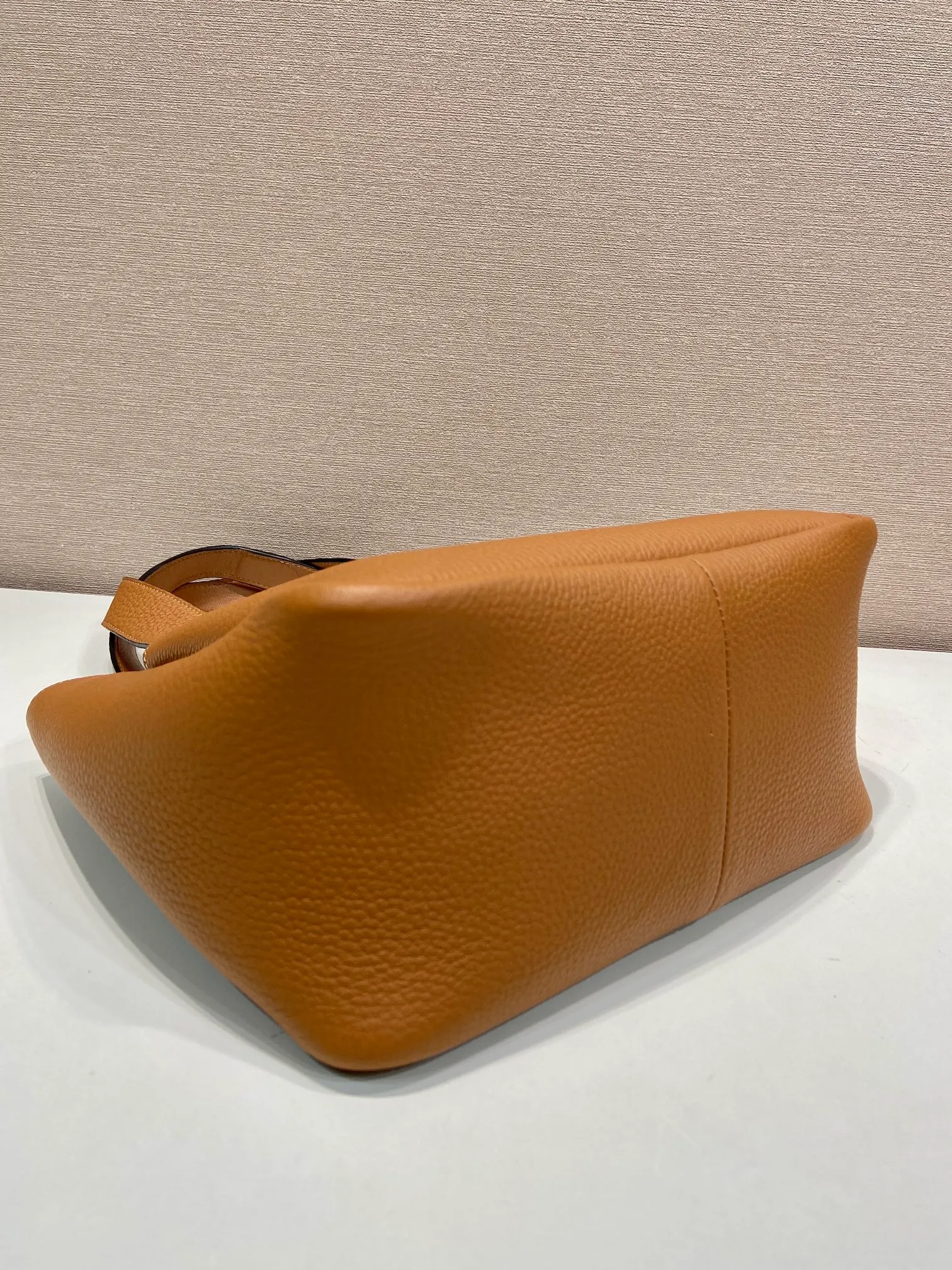 💰1700, vegetable basket🎉🎉 ✨New bucket bag✨1BG335😘Gold buckle Latest vegetable basket😘😘 The vegetable basket tote underarm bag is made of soft and delicate calfskin, with imported sheepskin interior and top-grade white lace hardware. The overall feel is very soft/lightweight😘😘It has many compartments and can be carried or used as an under-the-bag bag. It can be matched with different clothes. So beautiful😘😘Hurry up and get it🙊 Length 25x height 21.5x bottom 14cm👏👏👏💰💰💰