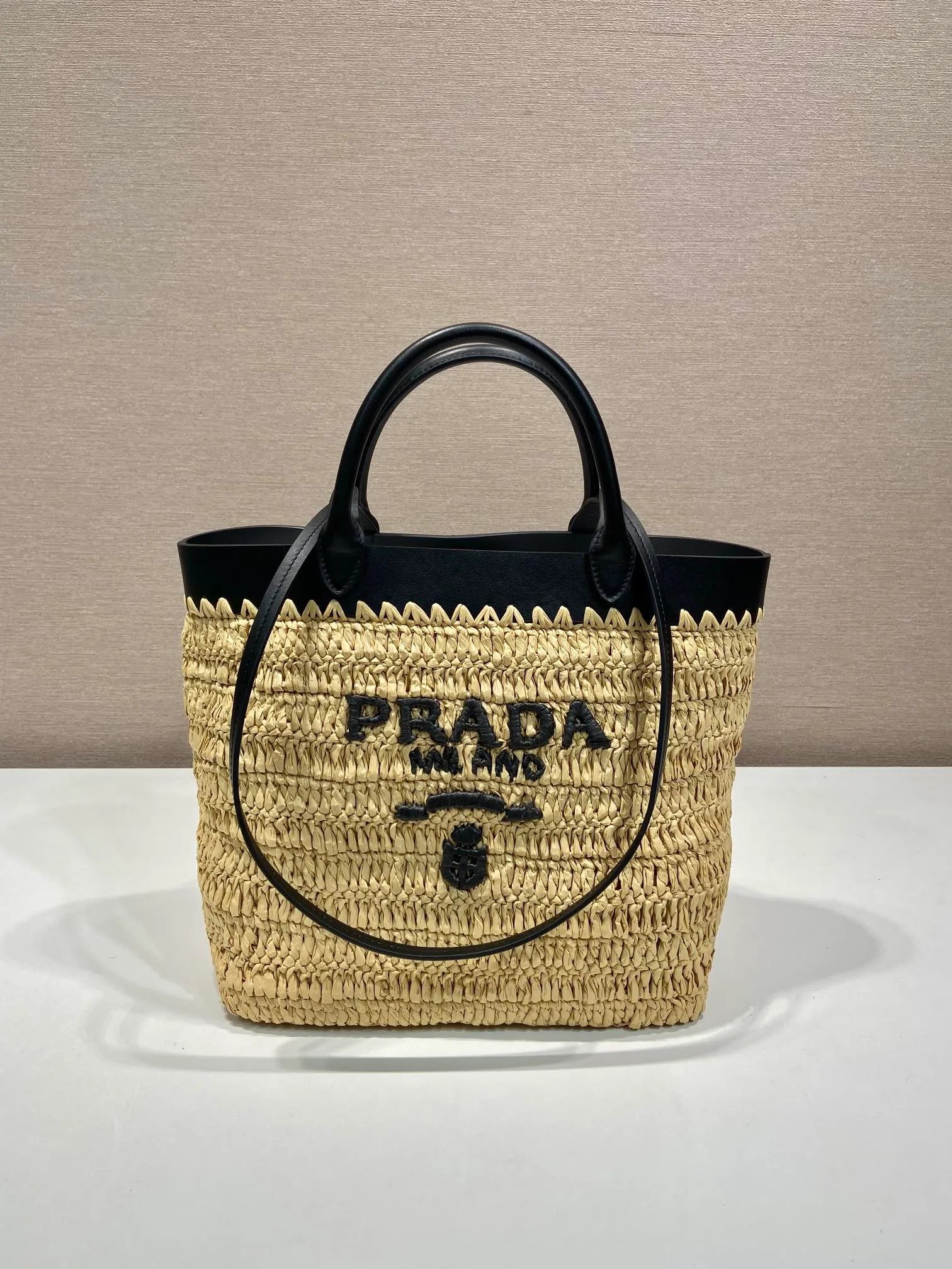 💰1500🎉New woven tote bag🎉1BG500 medium🎉🎉 This modern and sophisticated tote bag combines crochet craftsmanship and leather details to create a summer atmosphere. Double handle style, can be used as a handbag or shoulder bag, with a contrasting embroidered letter logo on the front for added recognition. Large capacity, stylish, casual and elegant👏👏A must-have for summer, get it now🎉🎉 Length 26x Height 25x Bottom 14cm🎉🎉🎉👏👏 👏