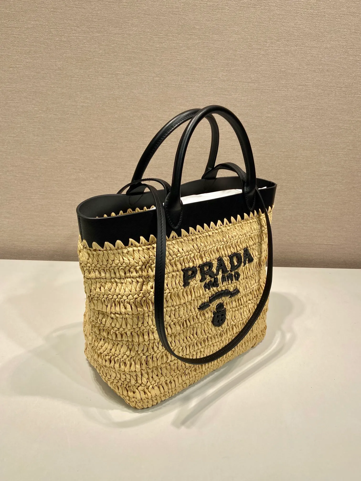 💰1500🎉New woven tote bag🎉1BG500 medium🎉🎉 This modern and sophisticated tote bag combines crochet craftsmanship and leather details to create a summer atmosphere. Double handle style, can be used as a handbag or shoulder bag, with a contrasting embroidered letter logo on the front for added recognition. Large capacity, stylish, casual and elegant👏👏A must-have for summer, get it now🎉🎉 Length 26x Height 25x Bottom 14cm🎉🎉🎉👏👏 👏