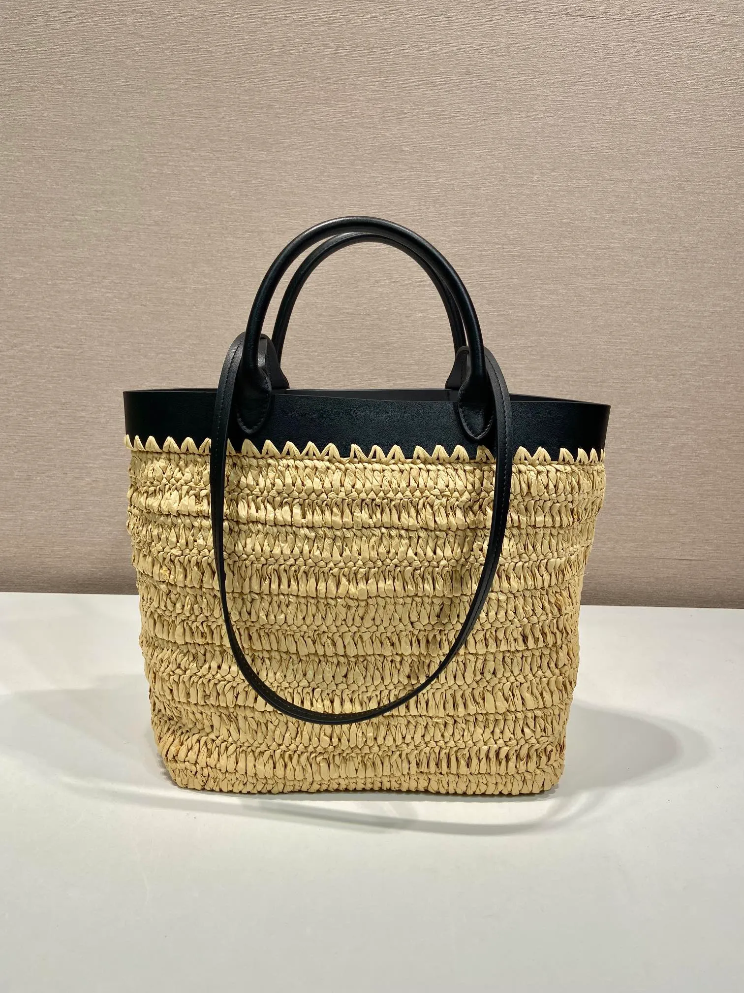 💰1500🎉New woven tote bag🎉1BG500 medium🎉🎉 This modern and sophisticated tote bag combines crochet craftsmanship and leather details to create a summer atmosphere. Double handle style, can be used as a handbag or shoulder bag, with a contrasting embroidered letter logo on the front for added recognition. Large capacity, stylish, casual and elegant👏👏A must-have for summer, get it now🎉🎉 Length 26x Height 25x Bottom 14cm🎉🎉🎉👏👏 👏