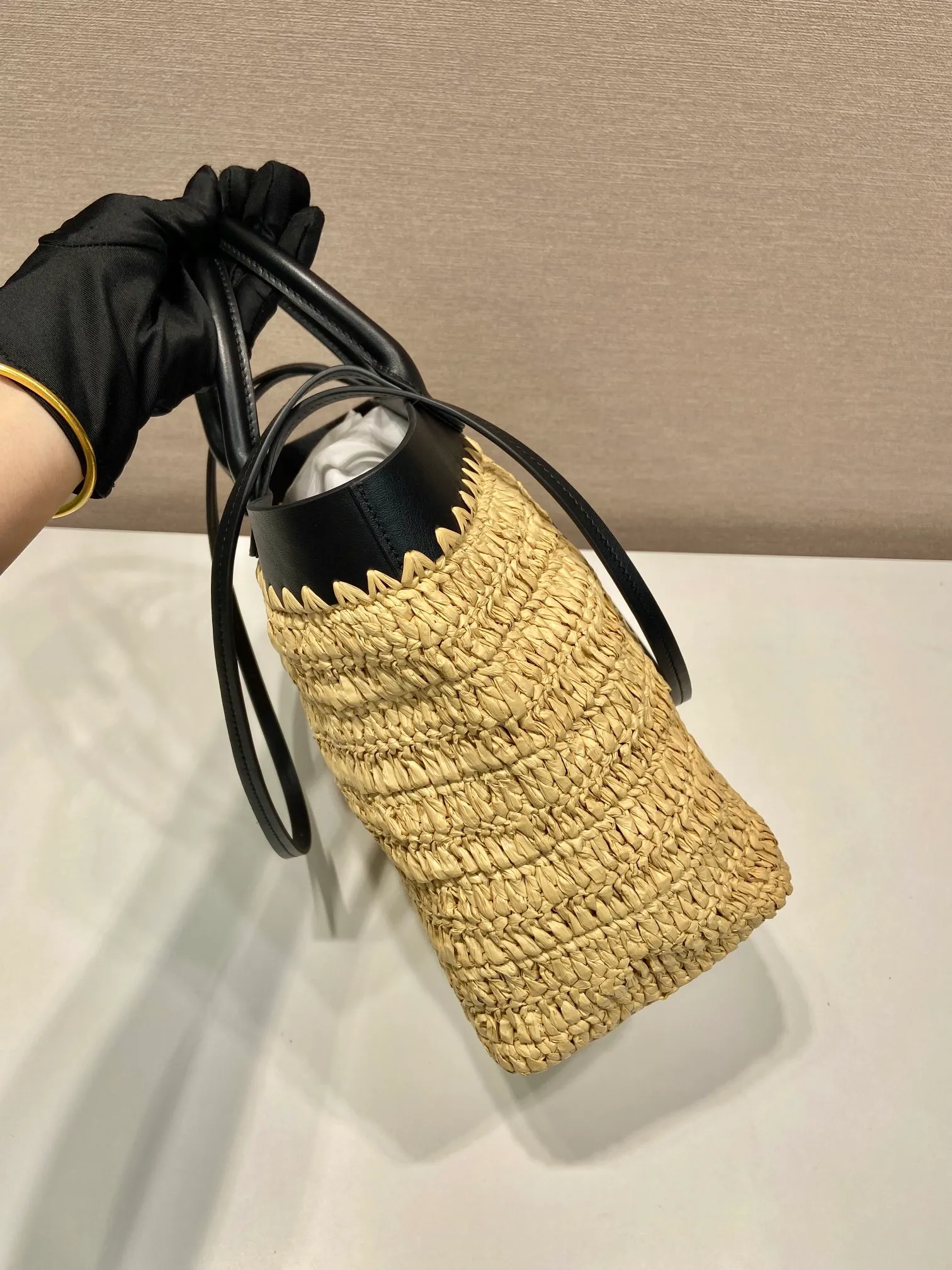 💰1500🎉New woven tote bag🎉1BG500 medium🎉🎉 This modern and sophisticated tote bag combines crochet craftsmanship and leather details to create a summer atmosphere. Double handle style, can be used as a handbag or shoulder bag, with a contrasting embroidered letter logo on the front for added recognition. Large capacity, stylish, casual and elegant👏👏A must-have for summer, get it now🎉🎉 Length 26x Height 25x Bottom 14cm🎉🎉🎉👏👏 👏