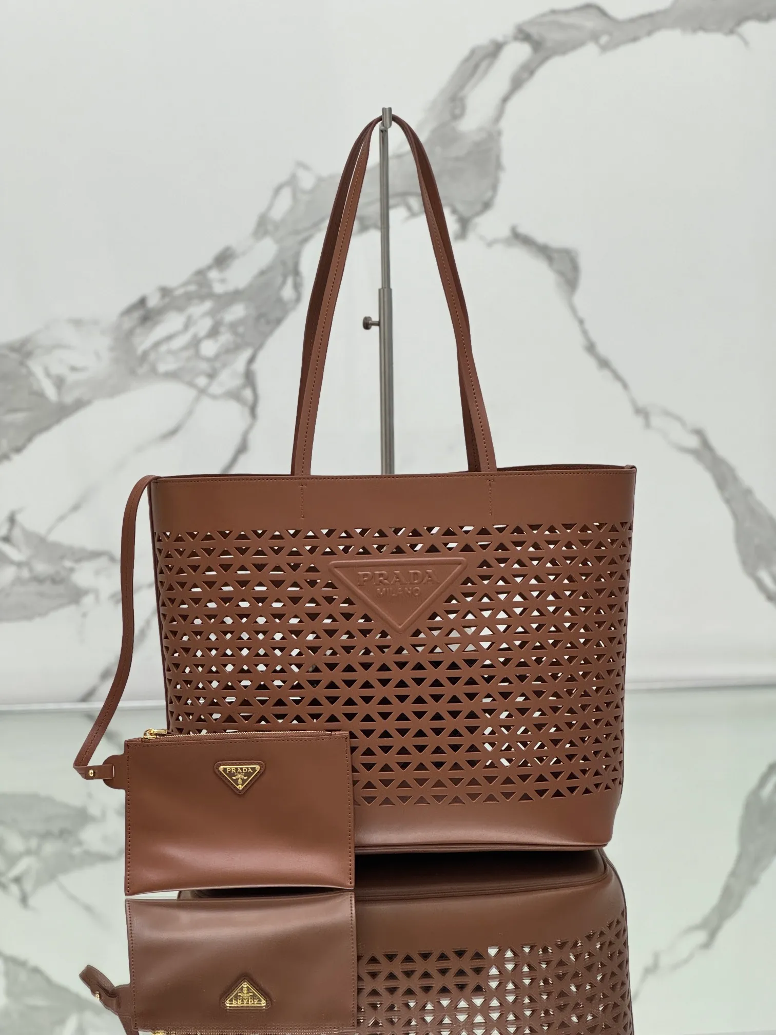 💰1800🌟Hollow Tote Shopping Bag This bag is made of hollowed-out imported calf leather and has a fashionable design. The bag is equipped with exquisite leather handles to convey the brand message. It has a large space and is very practical. It is a shopping bag that will turn heads every time and comes with a small coin purse. Size: 32×30×13cm Style number: 1BG503