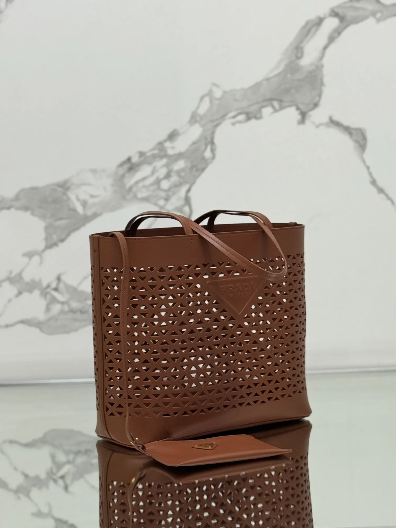 💰1800🌟Hollow Tote Shopping Bag This bag is made of hollowed-out imported calf leather and has a fashionable design. The bag is equipped with exquisite leather handles to convey the brand message. It has a large space and is very practical. It is a shopping bag that will turn heads every time and comes with a small coin purse. Size: 32×30×13cm Style number: 1BG503
