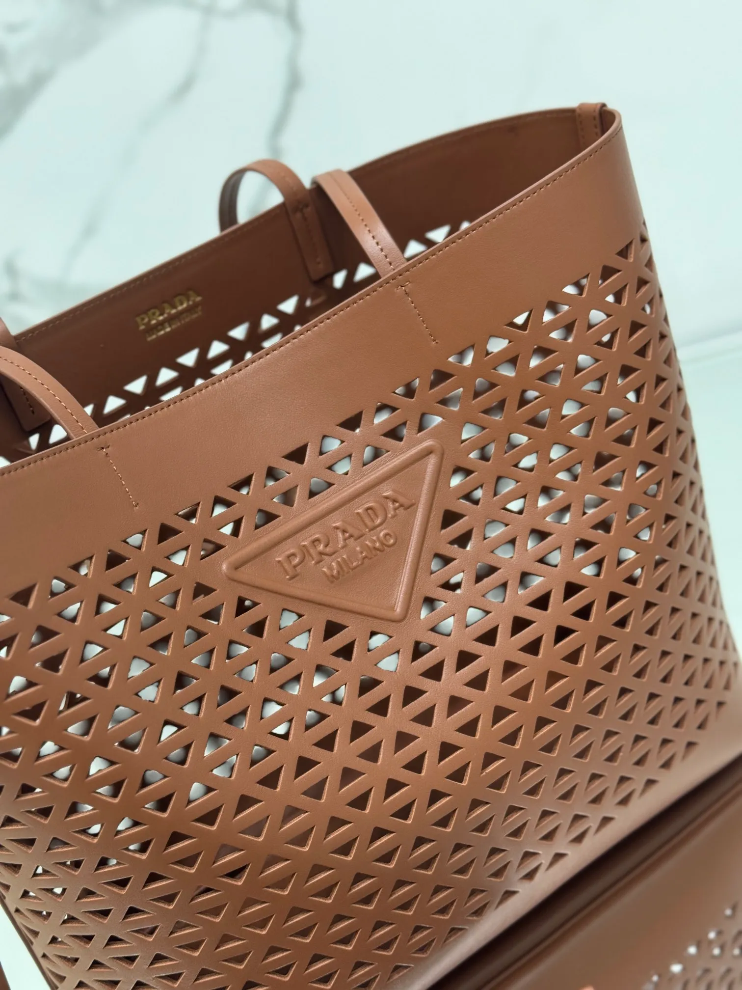 💰1800🌟Hollow Tote Shopping Bag This bag is made of hollowed-out imported calf leather and has a fashionable design. The bag is equipped with exquisite leather handles to convey the brand message. It has a large space and is very practical. It is a shopping bag that will turn heads every time and comes with a small coin purse. Size: 32×30×13cm Style number: 1BG503