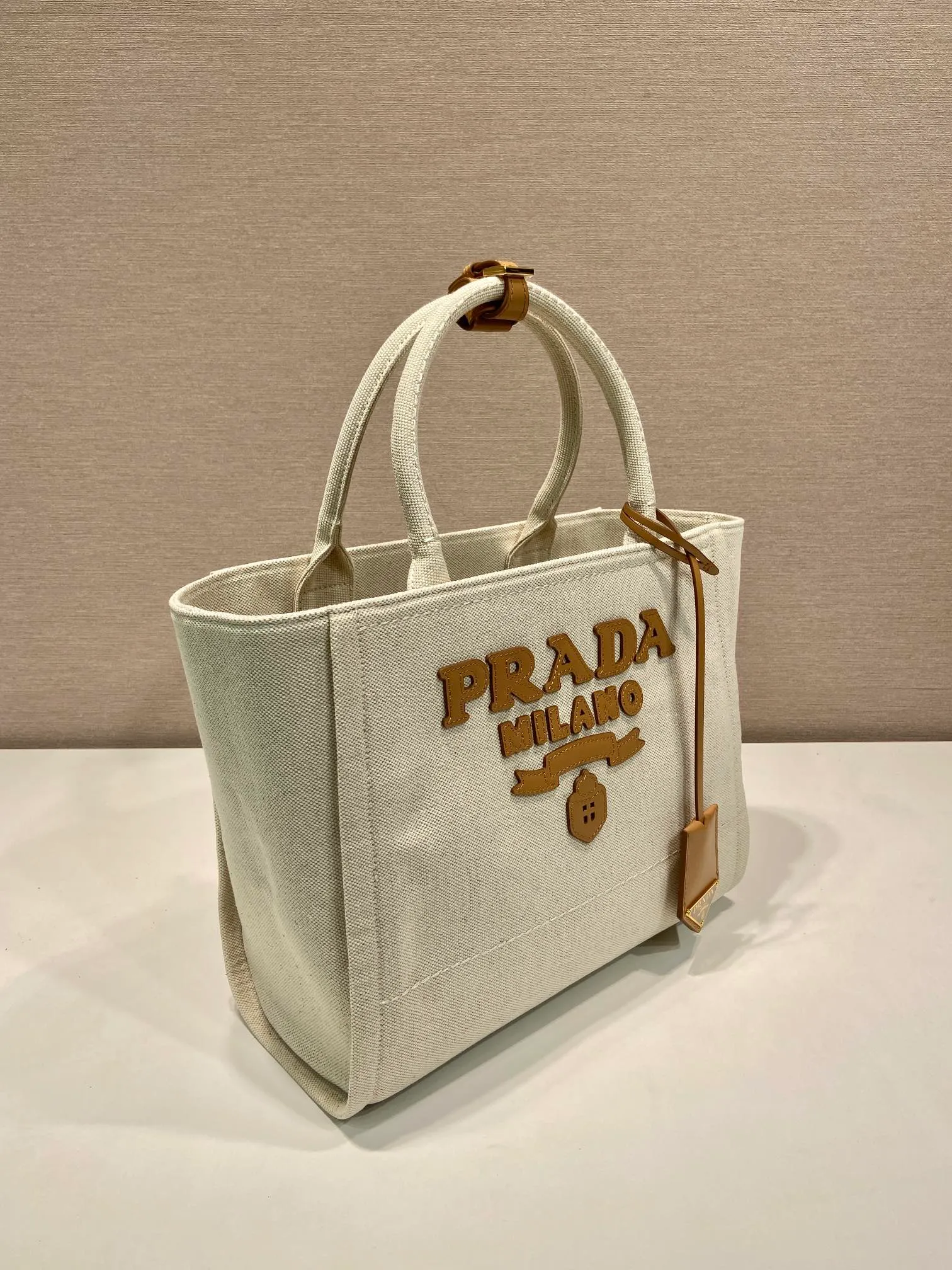 💰1160🎉New Tote Bag🎉1BG474🎉🎉 This lightweight linen blend tote bag evokes casual memories, finished with refined details and a leather keychain. Featuring a leather logo on the front and a spacious interior zipped pocket. The upper body effect is very good-looking😘😘Hurry up and get it🎉🎉🎉Length 31x Height 24x Bottom 13cm
