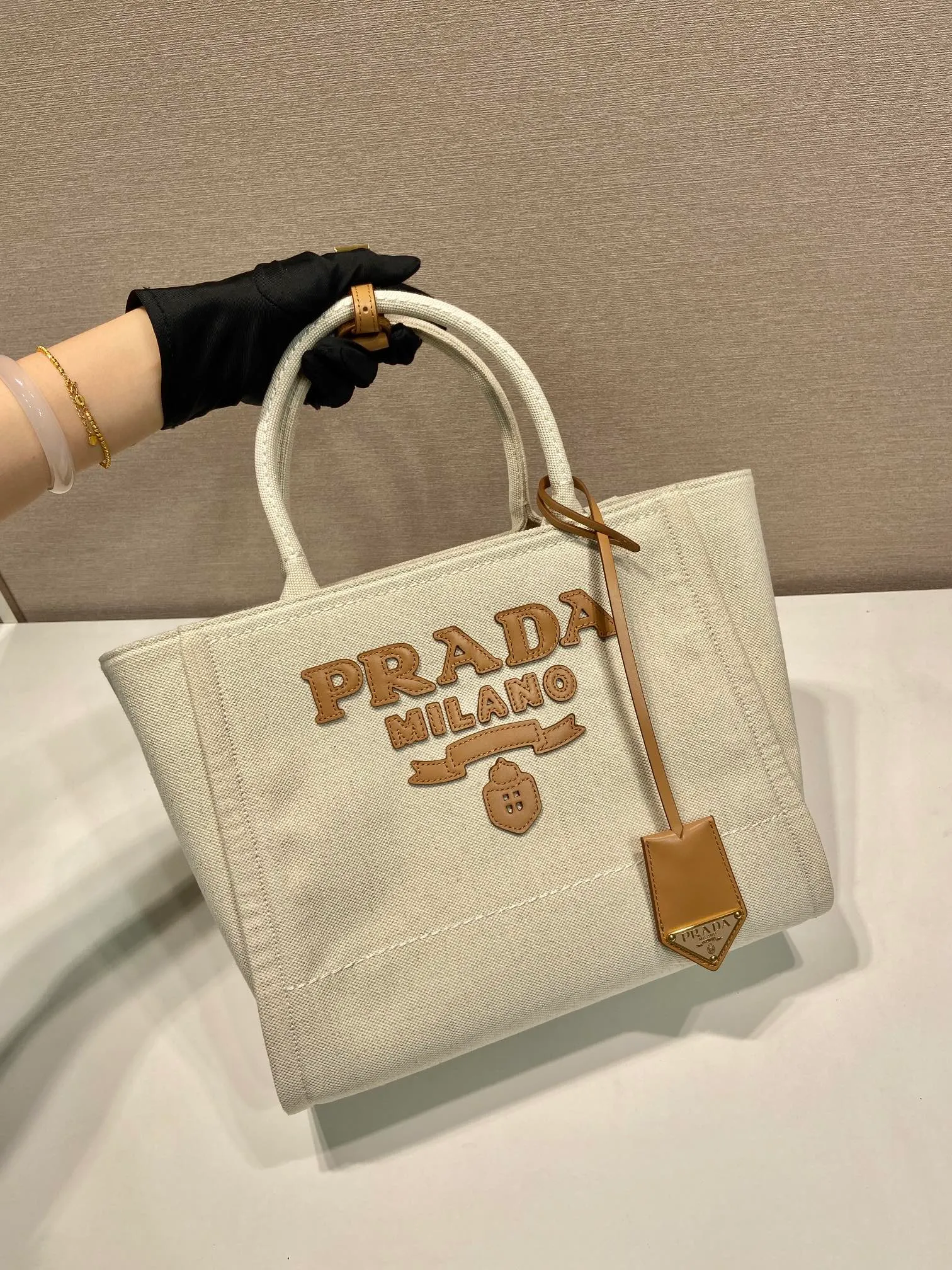 💰1160🎉New Tote Bag🎉1BG474🎉🎉 This lightweight linen blend tote bag evokes casual memories, finished with refined details and a leather keychain. Featuring a leather logo on the front and a spacious interior zipped pocket. The upper body effect is very good-looking😘😘Hurry up and get it🎉🎉🎉Length 31x Height 24x Bottom 13cm