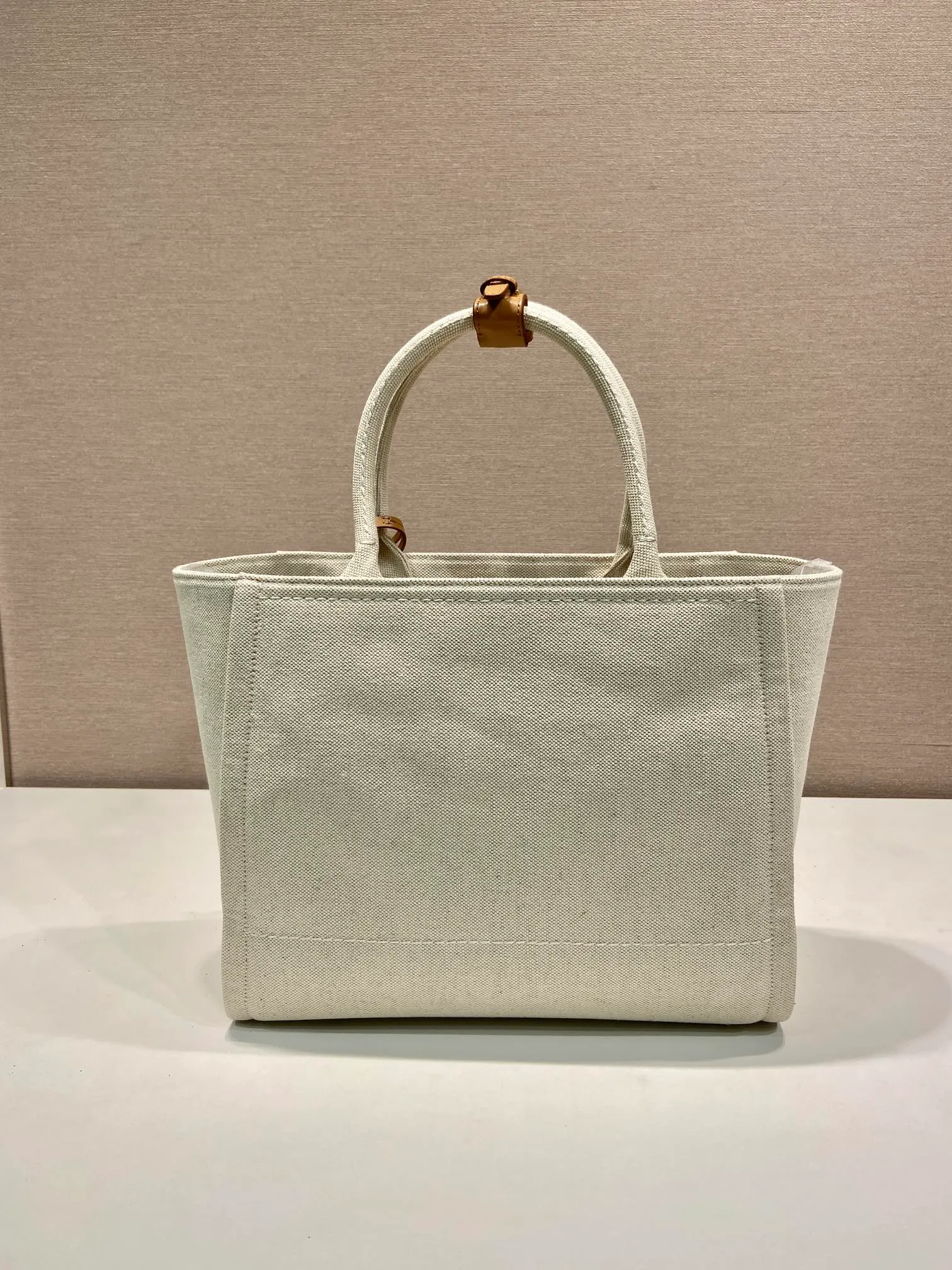 💰1160🎉New Tote Bag🎉1BG474🎉🎉 This lightweight linen blend tote bag evokes casual memories, finished with refined details and a leather keychain. Featuring a leather logo on the front and a spacious interior zipped pocket. The upper body effect is very good-looking😘😘Hurry up and get it🎉🎉🎉Length 31x Height 24x Bottom 13cm