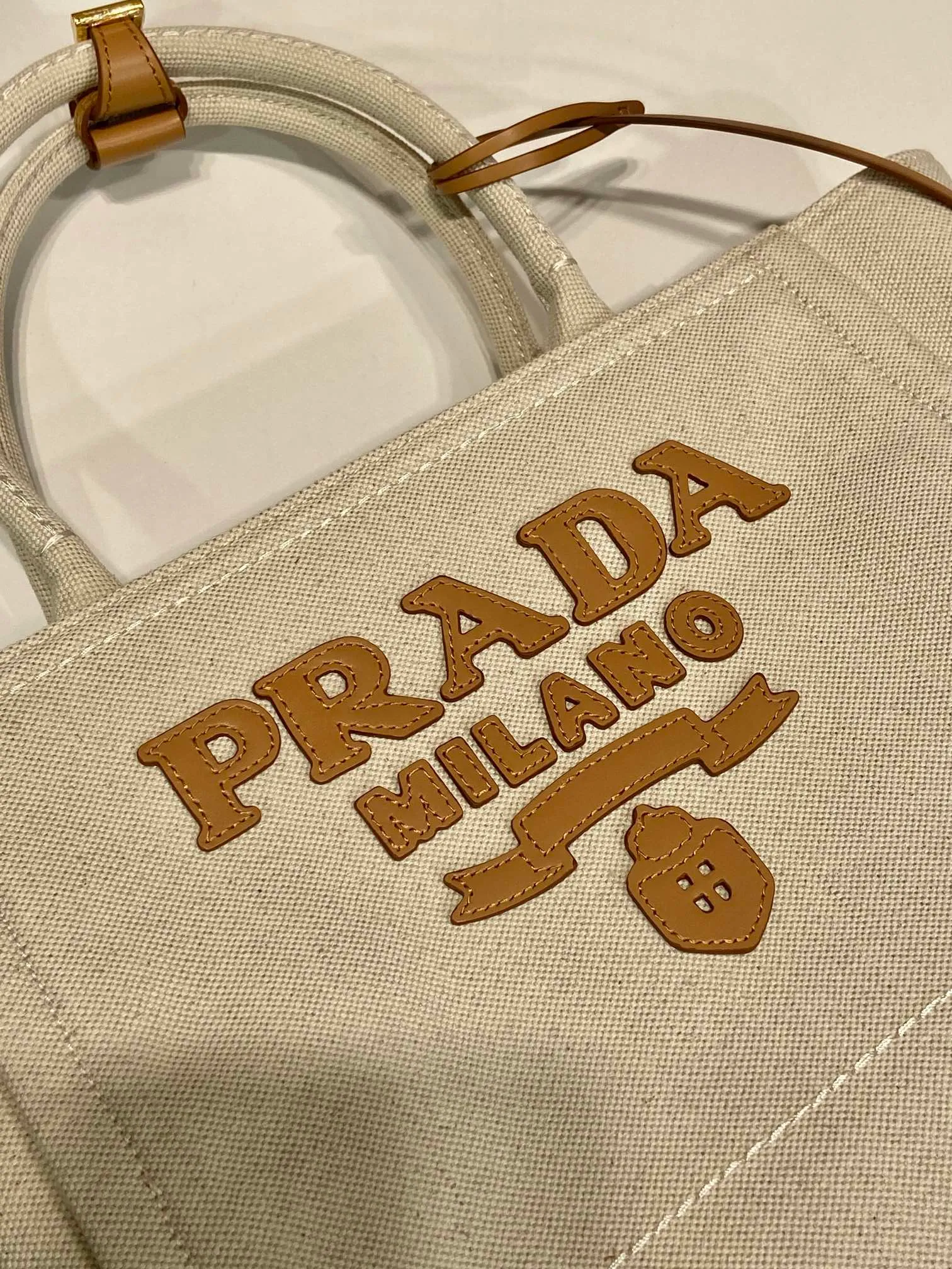 💰1160🎉New Tote Bag🎉1BG474🎉🎉 This lightweight linen blend tote bag evokes casual memories, finished with refined details and a leather keychain. Featuring a leather logo on the front and a spacious interior zipped pocket. The upper body effect is very good-looking😘😘Hurry up and get it🎉🎉🎉Length 31x Height 24x Bottom 13cm