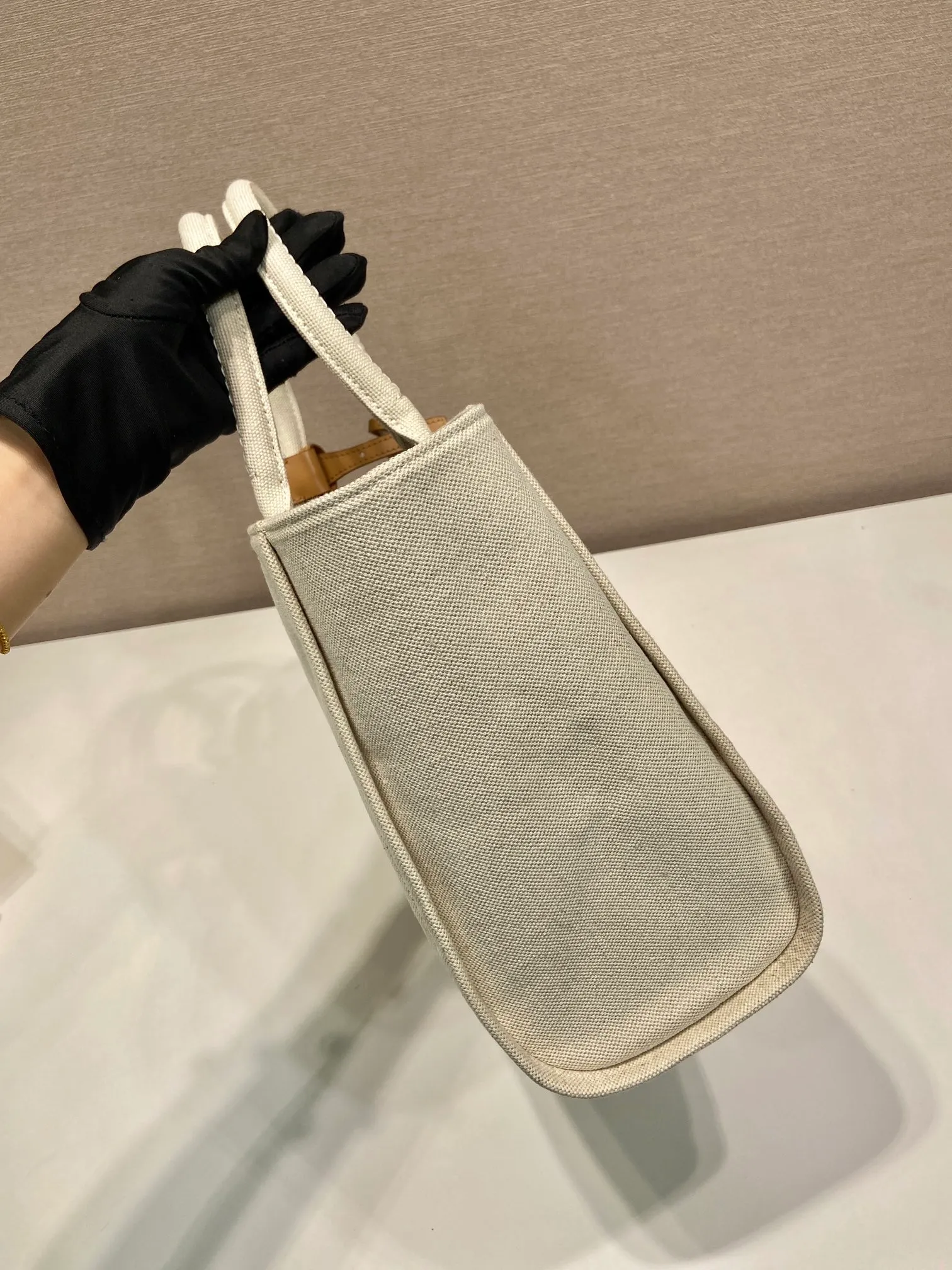 💰1160🎉New Tote Bag🎉1BG474🎉🎉 This lightweight linen blend tote bag evokes casual memories, finished with refined details and a leather keychain. Featuring a leather logo on the front and a spacious interior zipped pocket. The upper body effect is very good-looking😘😘Hurry up and get it🎉🎉🎉Length 31x Height 24x Bottom 13cm