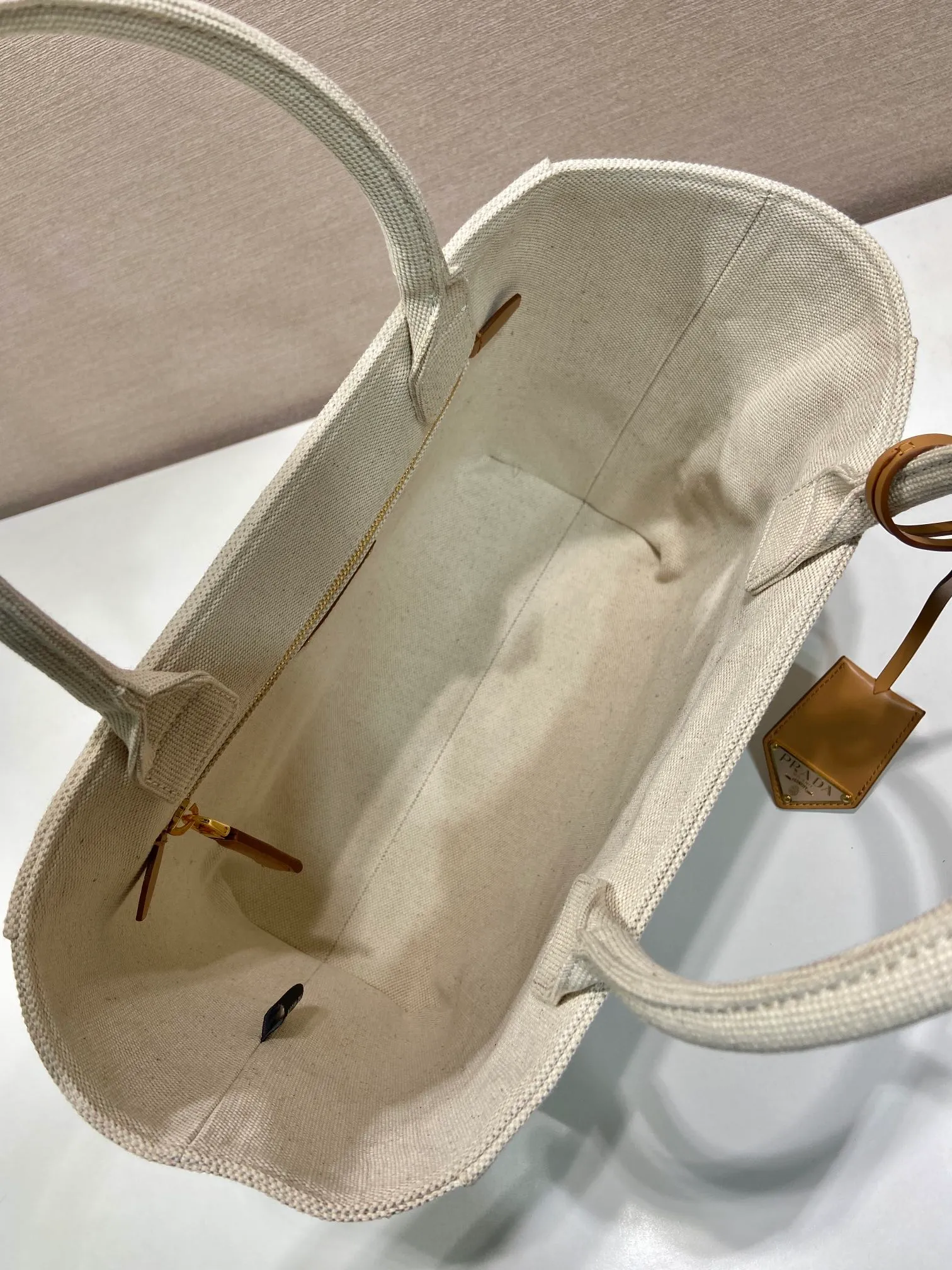 💰1160🎉New Tote Bag🎉1BG474🎉🎉 This lightweight linen blend tote bag evokes casual memories, finished with refined details and a leather keychain. Featuring a leather logo on the front and a spacious interior zipped pocket. The upper body effect is very good-looking😘😘Hurry up and get it🎉🎉🎉Length 31x Height 24x Bottom 13cm