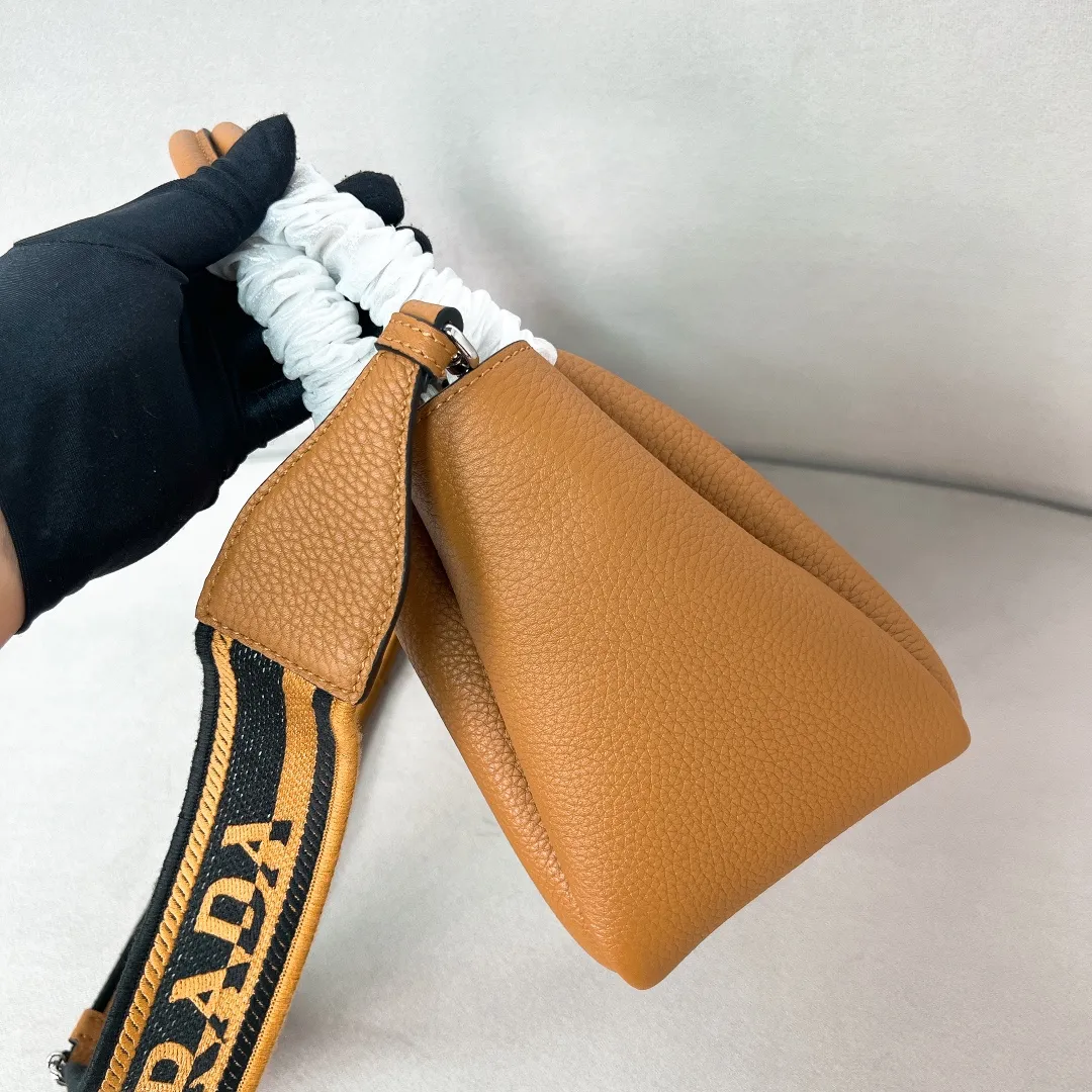 💰1840🎉New double shoulder strap🎉1BC145 double shoulder strap🎉Small size This double shoulder strap is made of imported deerskin grain cowhide and equipped with two interchangeable and adjustable long shoulder straps. The combination of fabric webbing and cowhide is perfect😘, versatile for mixing and matching different clothes on different occasions😘, large capacity, many compartments, super soft feel🎉Hurry up and get it🎉 Length 23x Height 21x Bottom 10cm🎉🎉🎉👏👏👏
