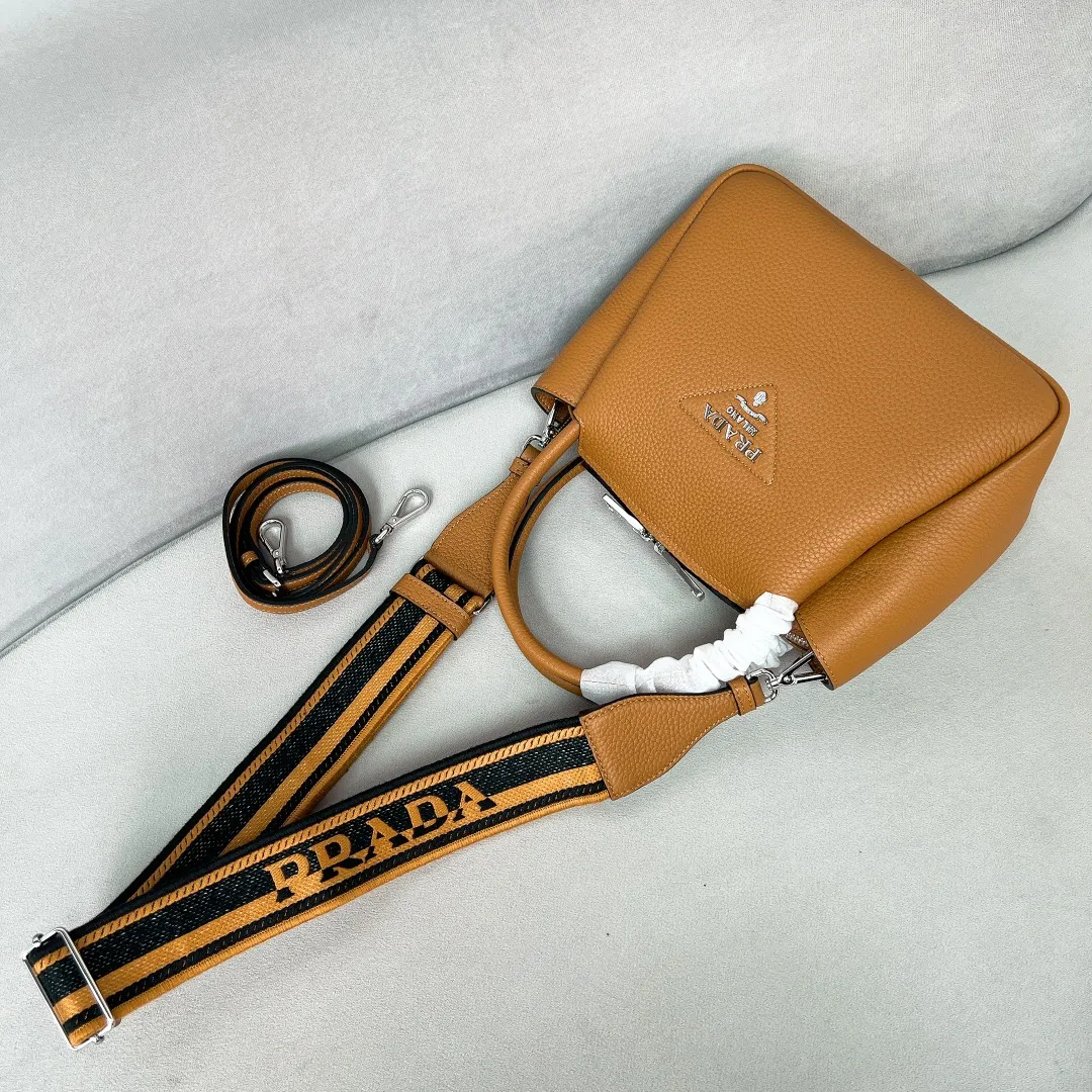 💰1840🎉New double shoulder strap🎉1BC145 double shoulder strap🎉Small size This double shoulder strap is made of imported deerskin grain cowhide and equipped with two interchangeable and adjustable long shoulder straps. The combination of fabric webbing and cowhide is perfect😘, versatile for mixing and matching different clothes on different occasions😘, large capacity, many compartments, super soft feel🎉Hurry up and get it🎉 Length 23x Height 21x Bottom 10cm🎉🎉🎉👏👏👏