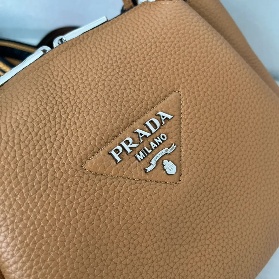 💰1840🎉New double shoulder strap🎉1BC145 double shoulder strap🎉Small size This double shoulder strap is made of imported deerskin grain cowhide and equipped with two interchangeable and adjustable long shoulder straps. The combination of fabric webbing and cowhide is perfect😘, versatile for mixing and matching different clothes on different occasions😘, large capacity, many compartments, super soft feel🎉Hurry up and get it🎉 Length 23x Height 21x Bottom 10cm🎉🎉🎉👏👏👏