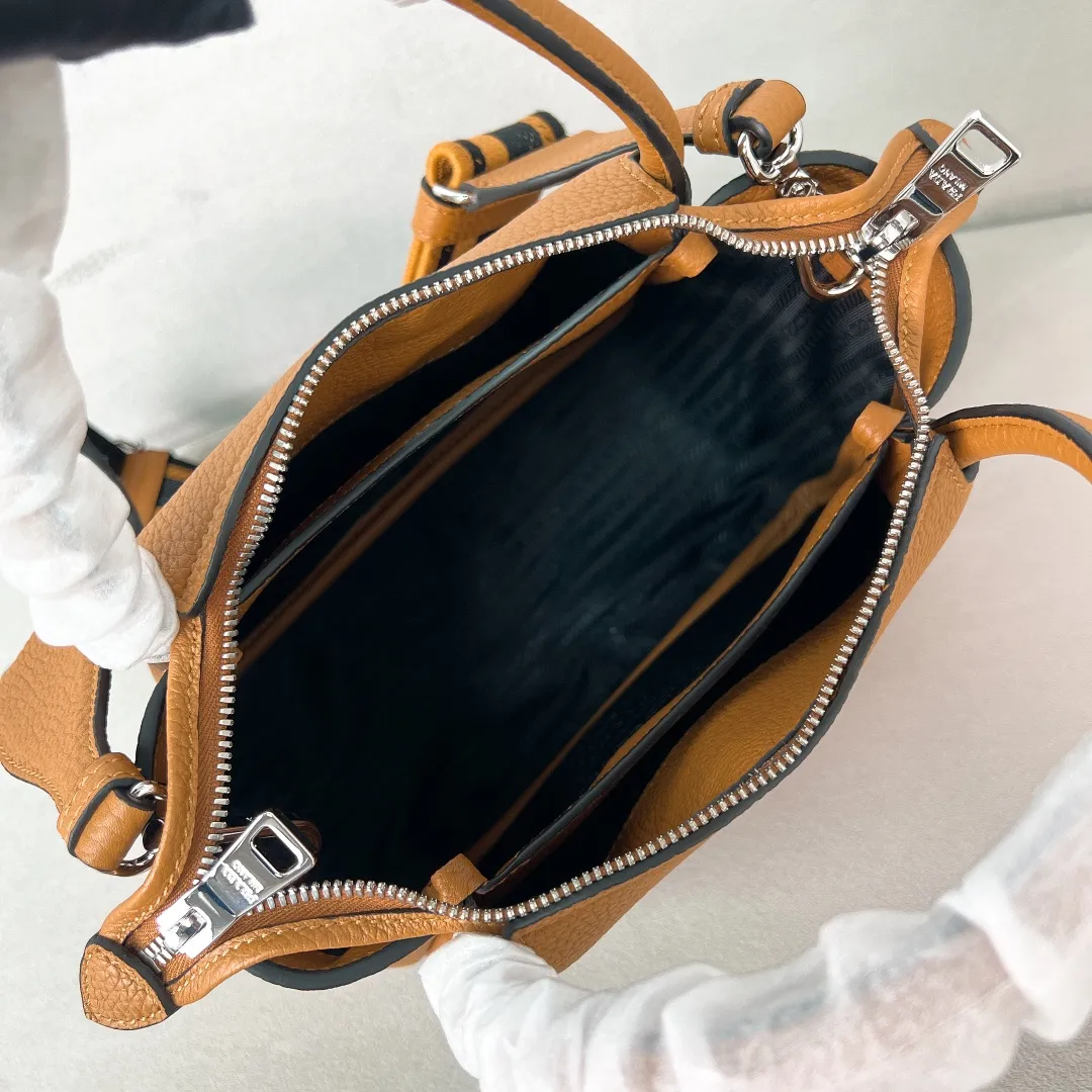 💰1840🎉New double shoulder strap🎉1BC145 double shoulder strap🎉Small size This double shoulder strap is made of imported deerskin grain cowhide and equipped with two interchangeable and adjustable long shoulder straps. The combination of fabric webbing and cowhide is perfect😘, versatile for mixing and matching different clothes on different occasions😘, large capacity, many compartments, super soft feel🎉Hurry up and get it🎉 Length 23x Height 21x Bottom 10cm🎉🎉🎉👏👏👏