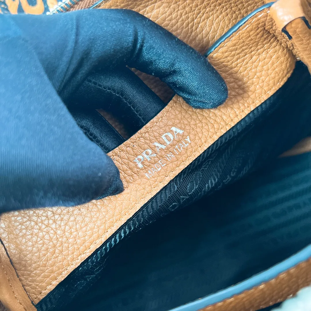 💰1840🎉New double shoulder strap🎉1BC145 double shoulder strap🎉Small size This double shoulder strap is made of imported deerskin grain cowhide and equipped with two interchangeable and adjustable long shoulder straps. The combination of fabric webbing and cowhide is perfect😘, versatile for mixing and matching different clothes on different occasions😘, large capacity, many compartments, super soft feel🎉Hurry up and get it🎉 Length 23x Height 21x Bottom 10cm🎉🎉🎉👏👏👏