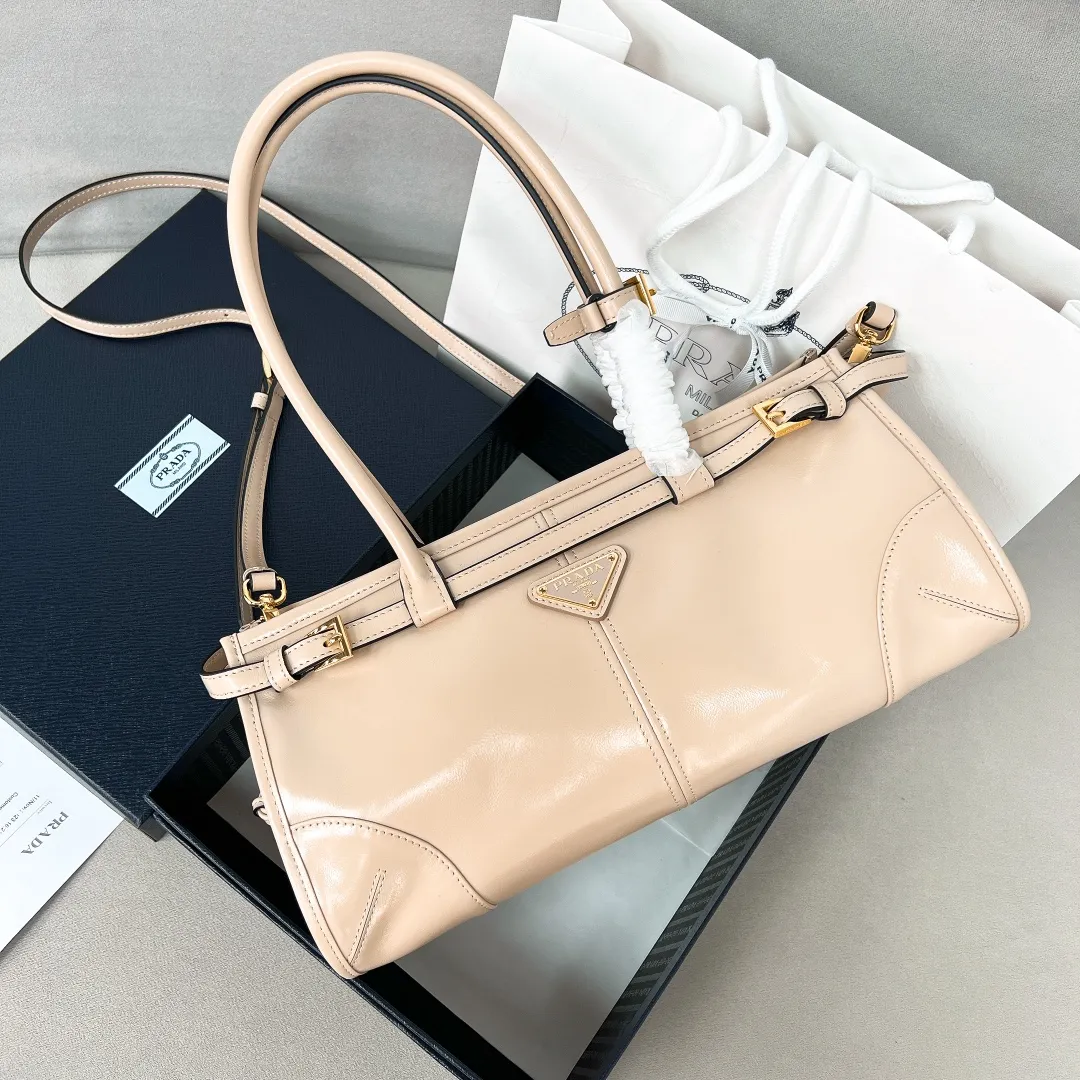💰1840✨New model debut✨Oil-wax leather LuxSoft handbag small size 1BA426 Hot-selling LuxSoftBag Retro oil-wax leather with gold hardware Iconic triangle logo Comes with a long shoulder strap Can be carried on one shoulder or crossbody The fashionable feel is straight forward Size 32*15.5*12 travertine