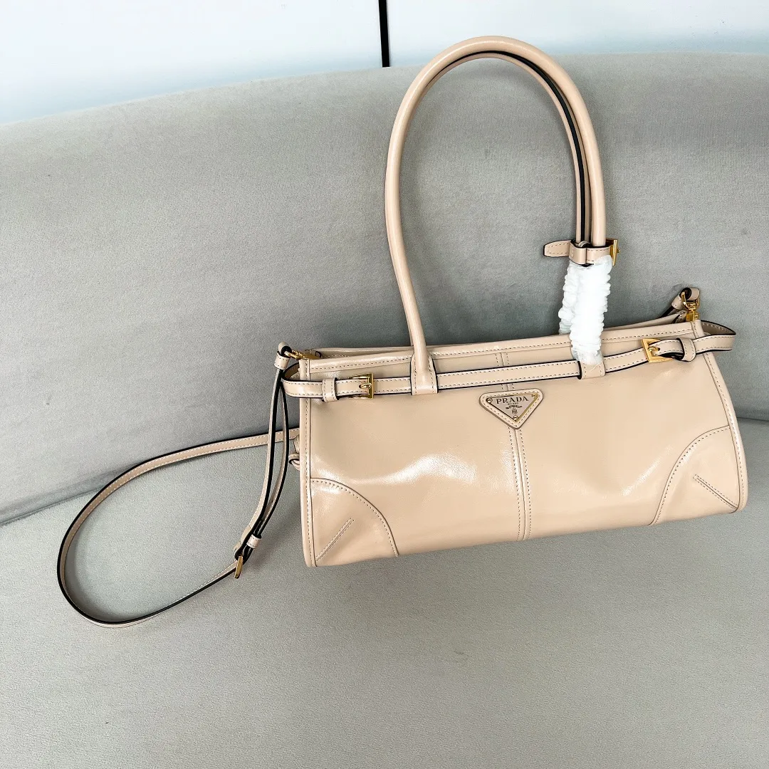 💰1840✨New model debut✨Oil-wax leather LuxSoft handbag small size 1BA426 Hot-selling LuxSoftBag Retro oil-wax leather with gold hardware Iconic triangle logo Comes with a long shoulder strap Can be carried on one shoulder or crossbody The fashionable feel is straight forward Size 32*15.5*12 travertine