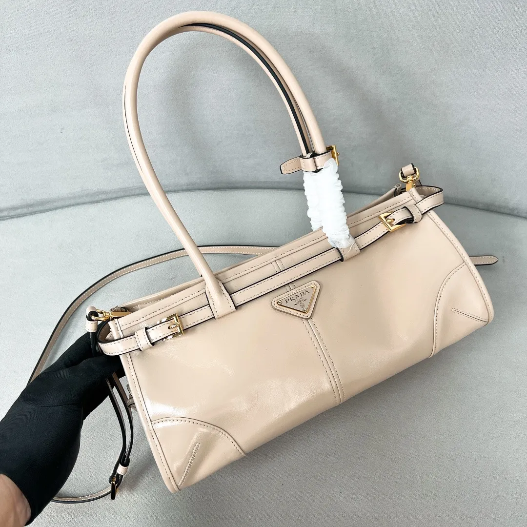 💰1840✨New model debut✨Oil-wax leather LuxSoft handbag small size 1BA426 Hot-selling LuxSoftBag Retro oil-wax leather with gold hardware Iconic triangle logo Comes with a long shoulder strap Can be carried on one shoulder or crossbody The fashionable feel is straight forward Size 32*15.5*12 travertine