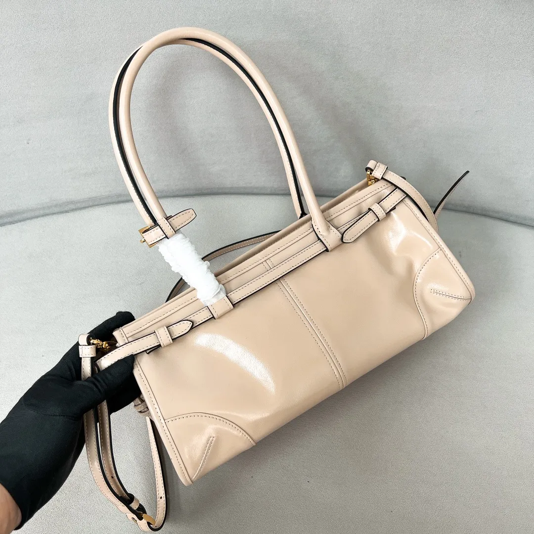💰1840✨New model debut✨Oil-wax leather LuxSoft handbag small size 1BA426 Hot-selling LuxSoftBag Retro oil-wax leather with gold hardware Iconic triangle logo Comes with a long shoulder strap Can be carried on one shoulder or crossbody The fashionable feel is straight forward Size 32*15.5*12 travertine