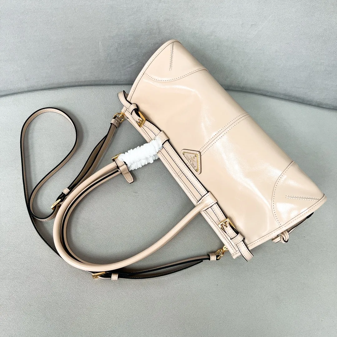 💰1840✨New model debut✨Oil-wax leather LuxSoft handbag small size 1BA426 Hot-selling LuxSoftBag Retro oil-wax leather with gold hardware Iconic triangle logo Comes with a long shoulder strap Can be carried on one shoulder or crossbody The fashionable feel is straight forward Size 32*15.5*12 travertine
