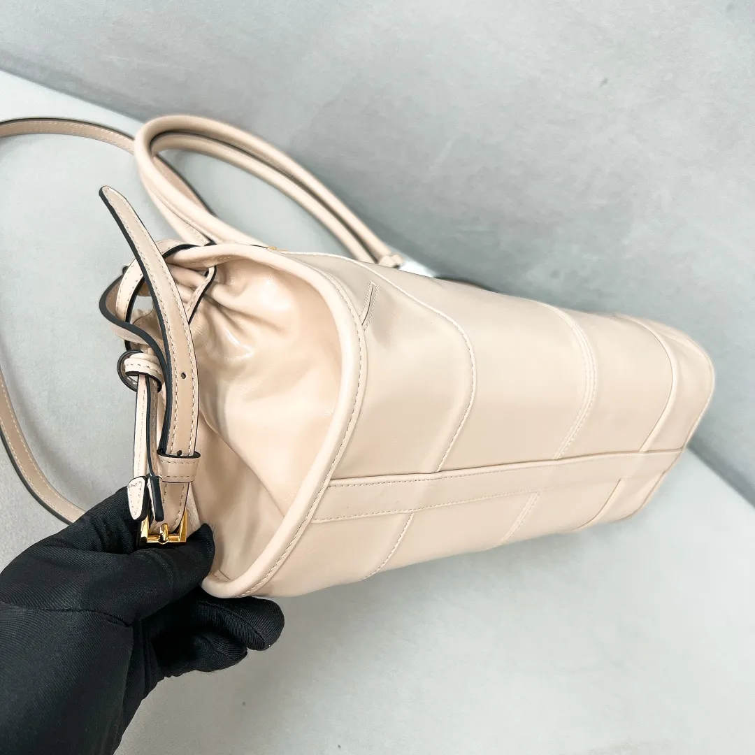 💰1840✨New model debut✨Oil-wax leather LuxSoft handbag small size 1BA426 Hot-selling LuxSoftBag Retro oil-wax leather with gold hardware Iconic triangle logo Comes with a long shoulder strap Can be carried on one shoulder or crossbody The fashionable feel is straight forward Size 32*15.5*12 travertine
