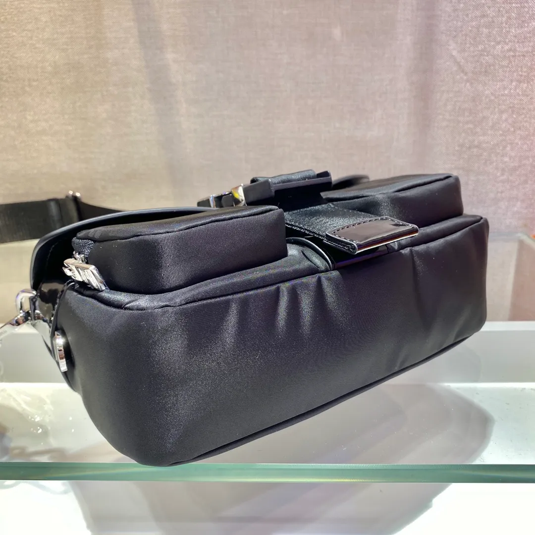 💰1260🎉New 🎉1BD295🎉🎉 This nylon and glossy leather shoulder bag has exquisite charm and technical details. The shoulder bag features an adjustable shoulder strap, engraved logo side fastening and Re-Nylon lining. Re-Nylon is derived from regenerated nylon yarn, which is made from recycled ocean plastics, fishing nets and textile fibers. The upper body effect is cool and handsome😘 and practical. If you like babies, hurry up and get it. It is another popular style that will never go out of style🎉🎉🎉 Length 23x Height 12.5x Bottom 5.5cm