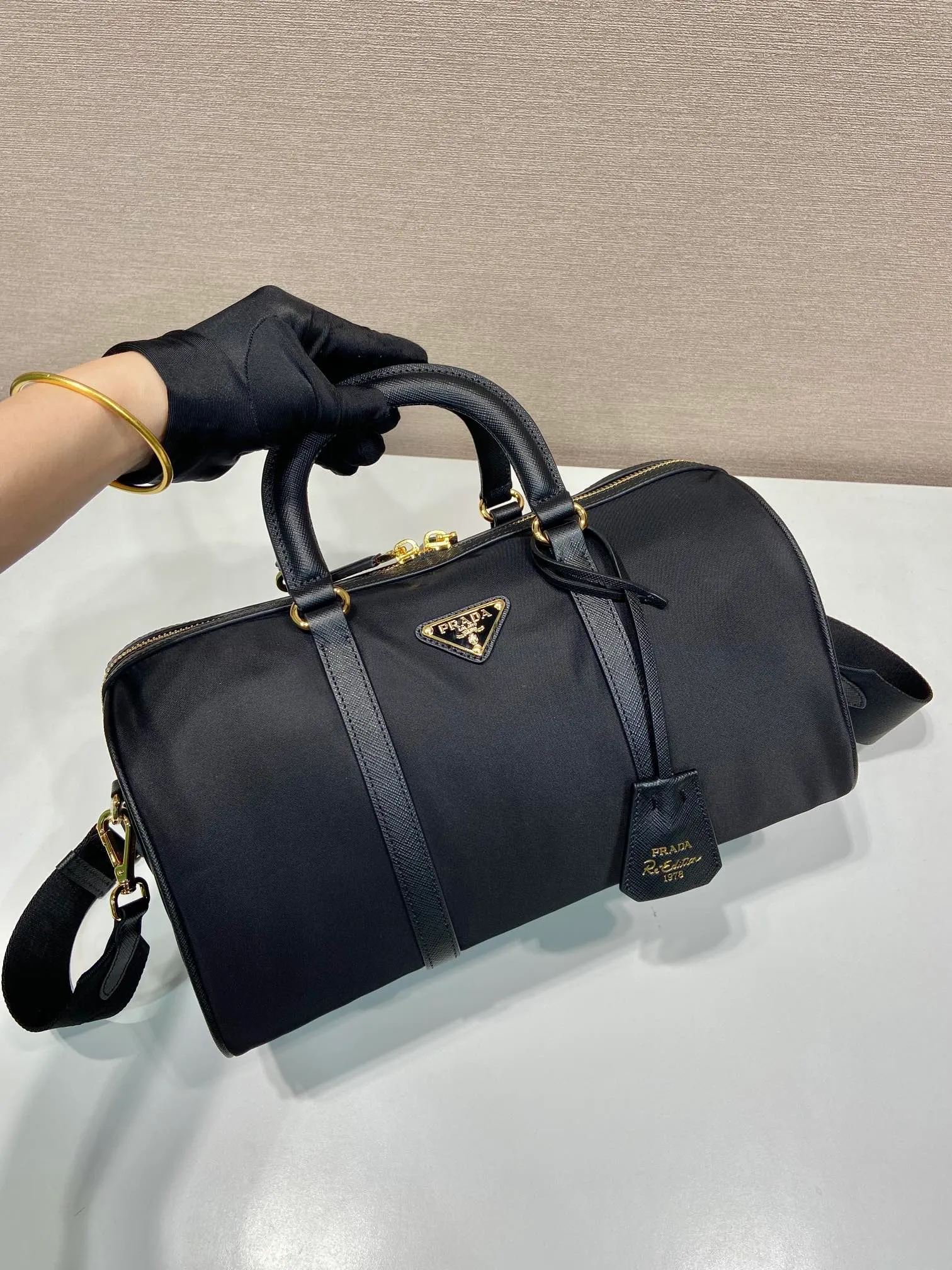 💰1500🎉New handbag🎉1BB233🎉🎉 This handbag is made of innovative sustainable recycled nylon fabric (Re-Nylon), with a stiff structure and elegant details such as Saffiano leather and metal hardware. Sophisticated and functional, it features an enameled triangle metal logo. Comes with a detachable and adjustable long shoulder strap. Large capacity, simple, fashionable and practical🎉🎉Babies, hurry up and get it, it is another popular style that will never go out of style🎉🎉 Length 31x Height 17x Bottom 16cm