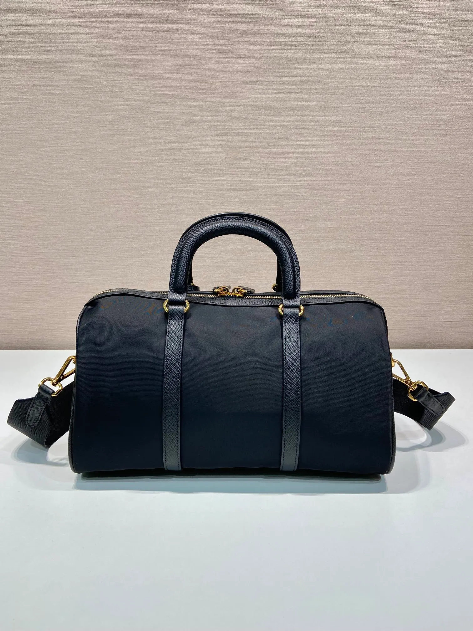 💰1500🎉New handbag🎉1BB233🎉🎉 This handbag is made of innovative sustainable recycled nylon fabric (Re-Nylon), with a stiff structure and elegant details such as Saffiano leather and metal hardware. Sophisticated and functional, it features an enameled triangle metal logo. Comes with a detachable and adjustable long shoulder strap. Large capacity, simple, fashionable and practical🎉🎉Babies, hurry up and get it, it is another popular style that will never go out of style🎉🎉 Length 31x Height 17x Bottom 16cm