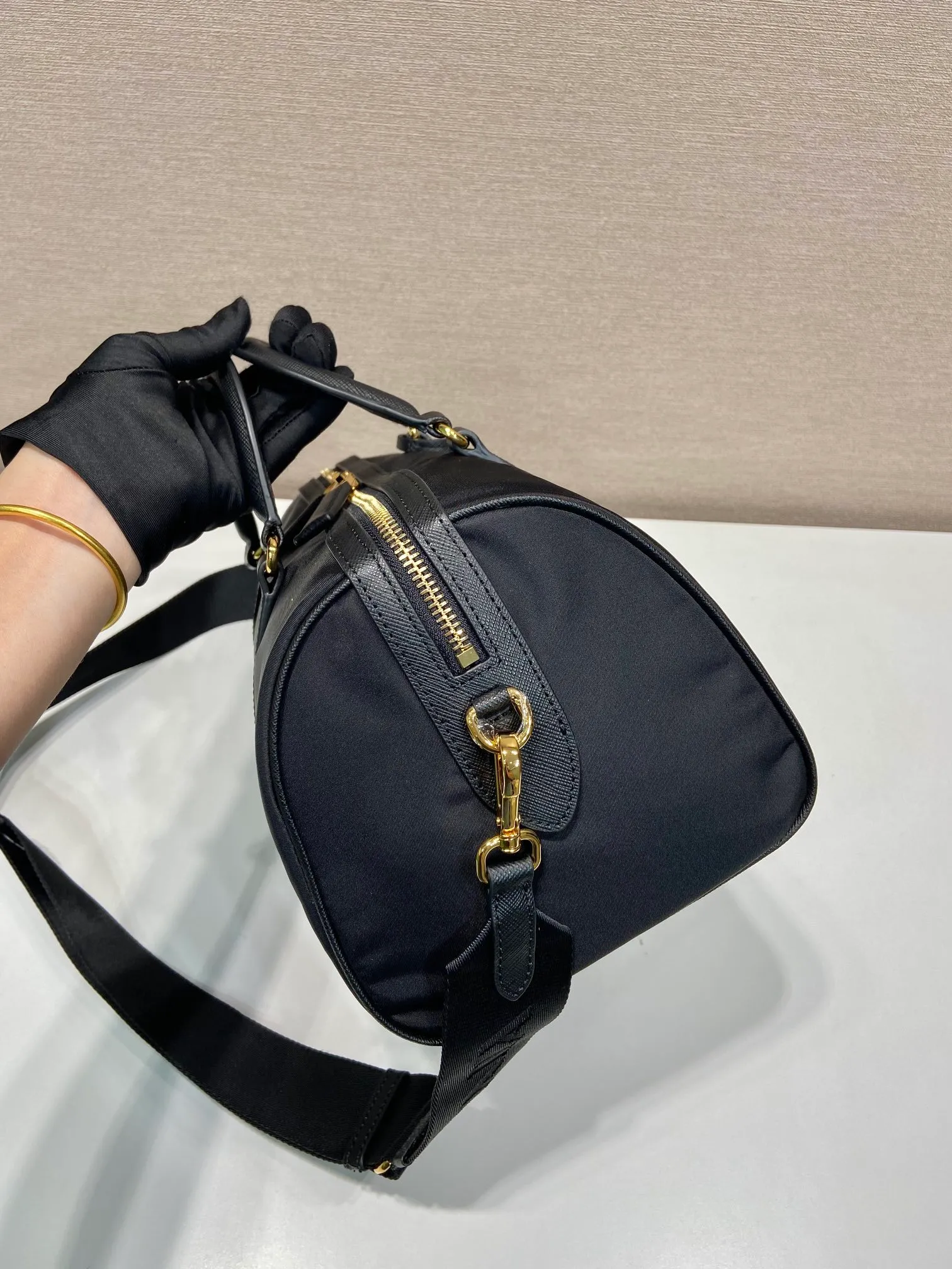 💰1500🎉New handbag🎉1BB233🎉🎉 This handbag is made of innovative sustainable recycled nylon fabric (Re-Nylon), with a stiff structure and elegant details such as Saffiano leather and metal hardware. Sophisticated and functional, it features an enameled triangle metal logo. Comes with a detachable and adjustable long shoulder strap. Large capacity, simple, fashionable and practical🎉🎉Babies, hurry up and get it, it is another popular style that will never go out of style🎉🎉 Length 31x Height 17x Bottom 16cm