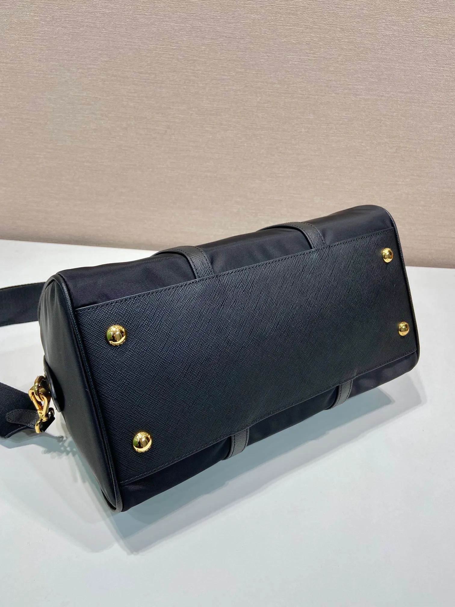 💰1500🎉New handbag🎉1BB233🎉🎉 This handbag is made of innovative sustainable recycled nylon fabric (Re-Nylon), with a stiff structure and elegant details such as Saffiano leather and metal hardware. Sophisticated and functional, it features an enameled triangle metal logo. Comes with a detachable and adjustable long shoulder strap. Large capacity, simple, fashionable and practical🎉🎉Babies, hurry up and get it, it is another popular style that will never go out of style🎉🎉 Length 31x Height 17x Bottom 16cm