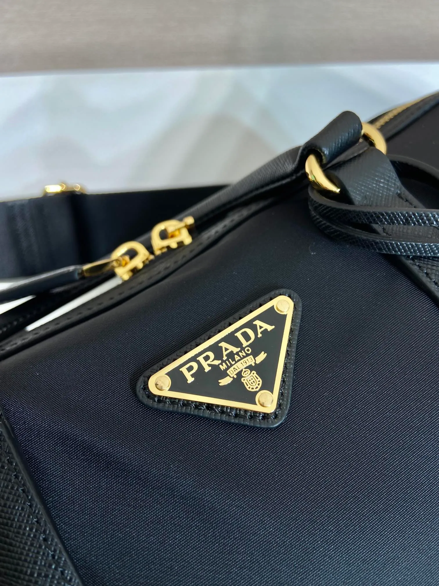💰1500🎉New handbag🎉1BB233🎉🎉 This handbag is made of innovative sustainable recycled nylon fabric (Re-Nylon), with a stiff structure and elegant details such as Saffiano leather and metal hardware. Sophisticated and functional, it features an enameled triangle metal logo. Comes with a detachable and adjustable long shoulder strap. Large capacity, simple, fashionable and practical🎉🎉Babies, hurry up and get it, it is another popular style that will never go out of style🎉🎉 Length 31x Height 17x Bottom 16cm