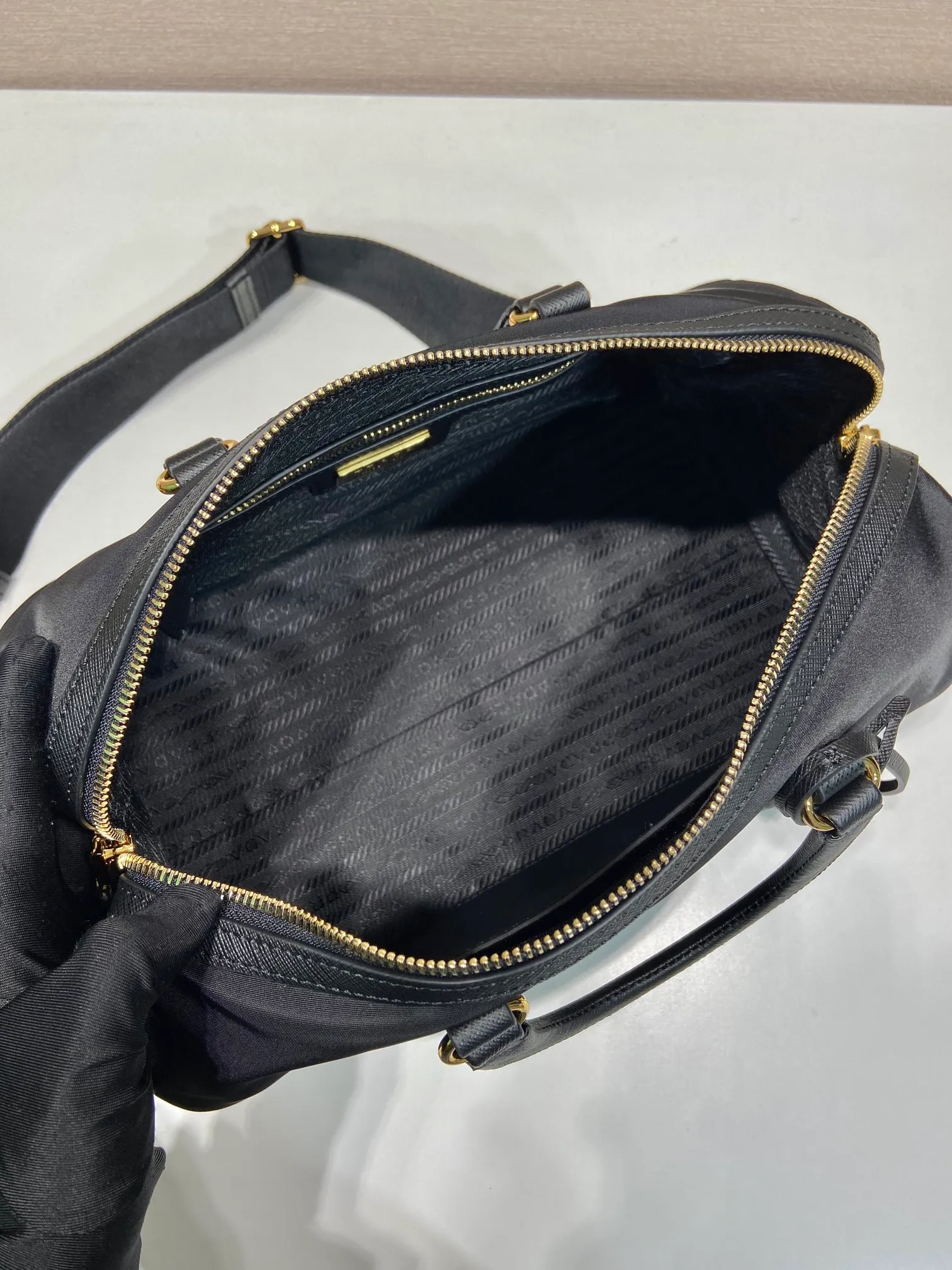 💰1500🎉New handbag🎉1BB233🎉🎉 This handbag is made of innovative sustainable recycled nylon fabric (Re-Nylon), with a stiff structure and elegant details such as Saffiano leather and metal hardware. Sophisticated and functional, it features an enameled triangle metal logo. Comes with a detachable and adjustable long shoulder strap. Large capacity, simple, fashionable and practical🎉🎉Babies, hurry up and get it, it is another popular style that will never go out of style🎉🎉 Length 31x Height 17x Bottom 16cm