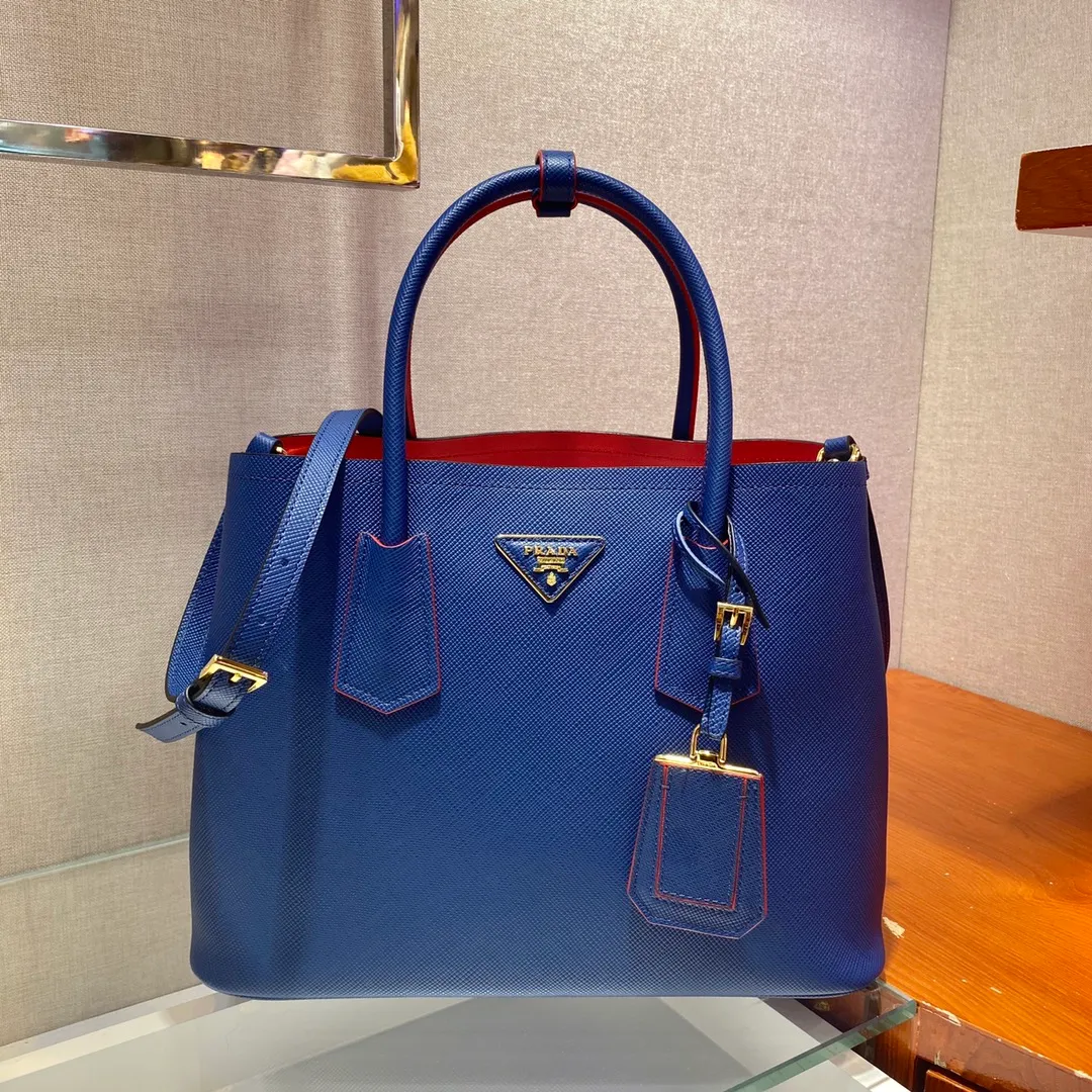 💰2040, P’s classic model 1BG775, new colors arrived [color][color][color], fully upgraded, using imported thick cross-grain cow + contrasting calfskin inside, top brushed hardware , color matching handle, 175 OEM code, a timeless shopping bag [naughty] [naughty] [naughty], fashionable and generous, length 33x height 24.5x bottom 14cm, 💪💪💪💰💰💰