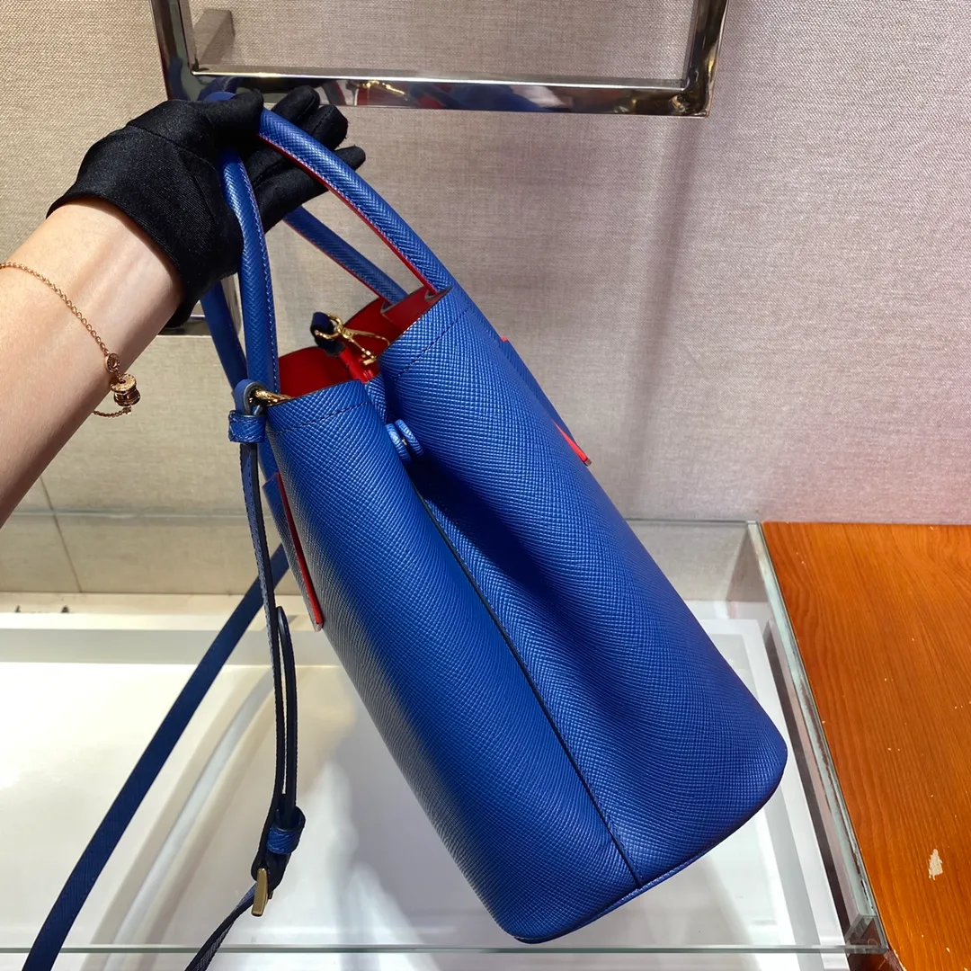 💰2040, P’s classic model 1BG775, new colors arrived [color][color][color], fully upgraded, using imported thick cross-grain cow + contrasting calfskin inside, top brushed hardware , color matching handle, 175 OEM code, a timeless shopping bag [naughty] [naughty] [naughty], fashionable and generous, length 33x height 24.5x bottom 14cm, 💪💪💪💰💰💰