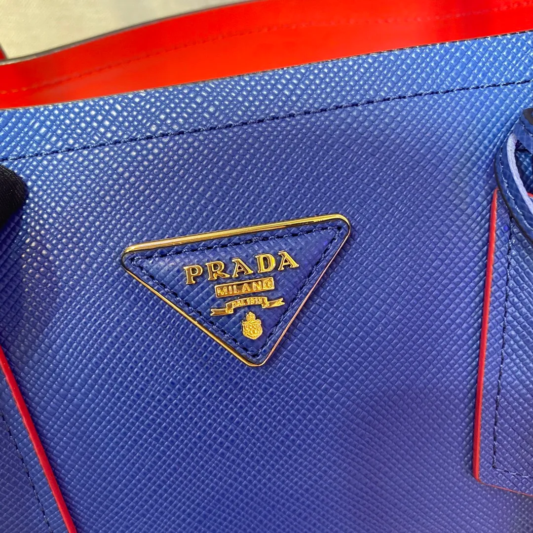 💰2040, P’s classic model 1BG775, new colors arrived [color][color][color], fully upgraded, using imported thick cross-grain cow + contrasting calfskin inside, top brushed hardware , color matching handle, 175 OEM code, a timeless shopping bag [naughty] [naughty] [naughty], fashionable and generous, length 33x height 24.5x bottom 14cm, 💪💪💪💰💰💰