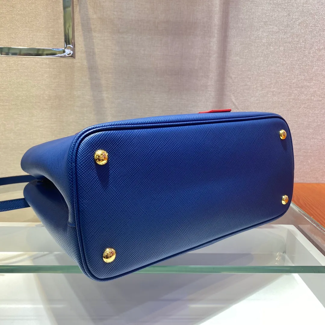 💰2040, P’s classic model 1BG775, new colors arrived [color][color][color], fully upgraded, using imported thick cross-grain cow + contrasting calfskin inside, top brushed hardware , color matching handle, 175 OEM code, a timeless shopping bag [naughty] [naughty] [naughty], fashionable and generous, length 33x height 24.5x bottom 14cm, 💪💪💪💰💰💰