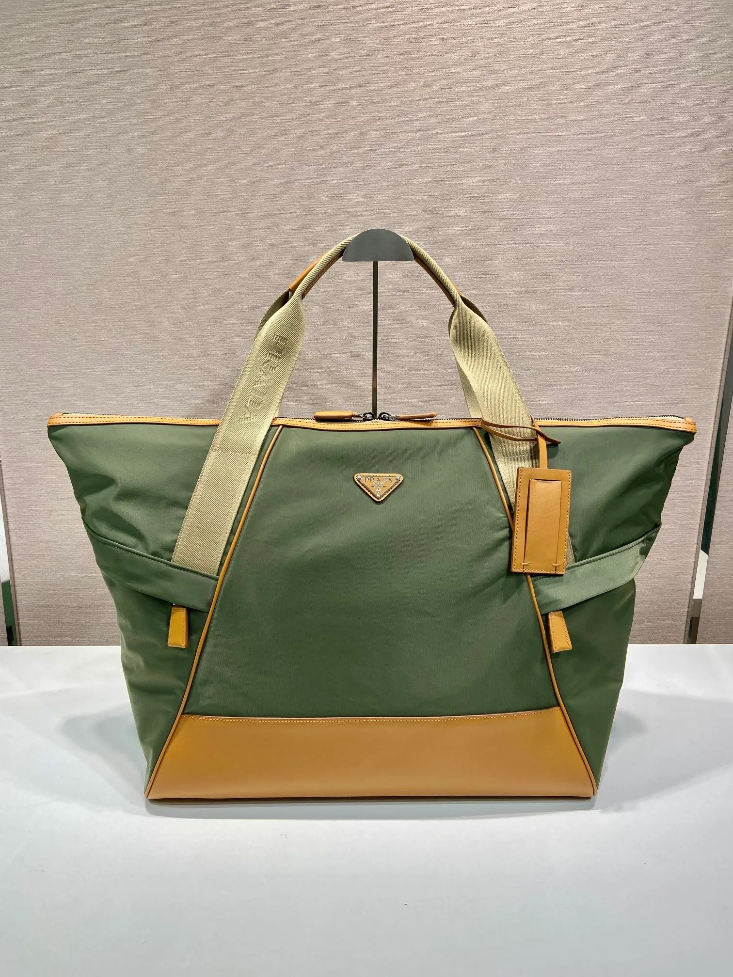 💰1520🎉New travel bag🎉2VC040🎉 This travel bag is made of premium nylon fabric and contrasting calfskin. It is smart and has ample capacity. It is equipped with an adjustable handle and large workwear side pockets and middle pockets. It is simple and elegant, versatile and casual, and can be carried on business trips and daily use. It is highly functional and shows contemporary charm. Handsome guys. Hurry up and get it🎉🎉 Length 44.5x Height 40x Bottom 24cm🎉🎉🎉👏👏👏