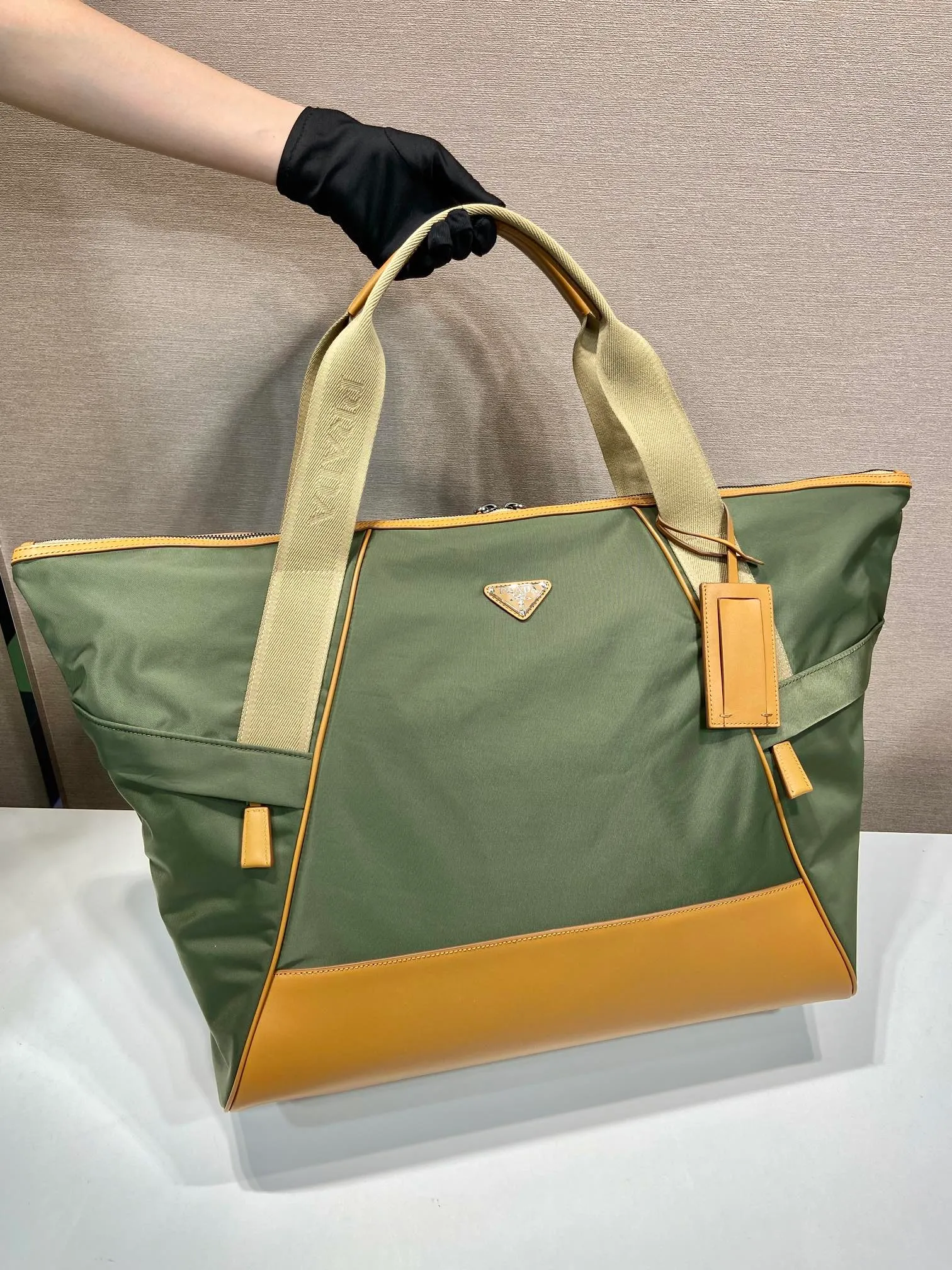 💰1520🎉New travel bag🎉2VC040🎉 This travel bag is made of premium nylon fabric and contrasting calfskin. It is smart and has ample capacity. It is equipped with an adjustable handle and large workwear side pockets and middle pockets. It is simple and elegant, versatile and casual, and can be carried on business trips and daily use. It is highly functional and shows contemporary charm. Handsome guys. Hurry up and get it🎉🎉 Length 44.5x Height 40x Bottom 24cm🎉🎉🎉👏👏👏