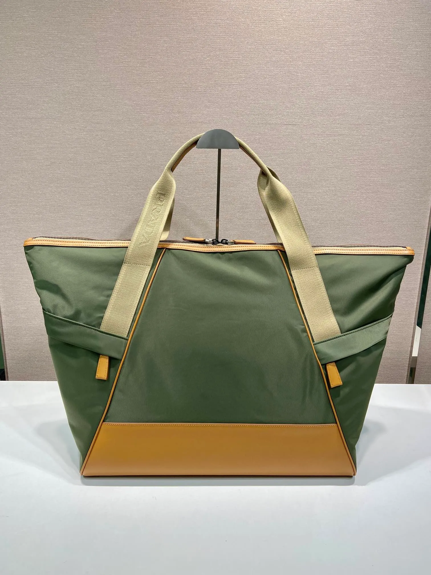 💰1520🎉New travel bag🎉2VC040🎉 This travel bag is made of premium nylon fabric and contrasting calfskin. It is smart and has ample capacity. It is equipped with an adjustable handle and large workwear side pockets and middle pockets. It is simple and elegant, versatile and casual, and can be carried on business trips and daily use. It is highly functional and shows contemporary charm. Handsome guys. Hurry up and get it🎉🎉 Length 44.5x Height 40x Bottom 24cm🎉🎉🎉👏👏👏
